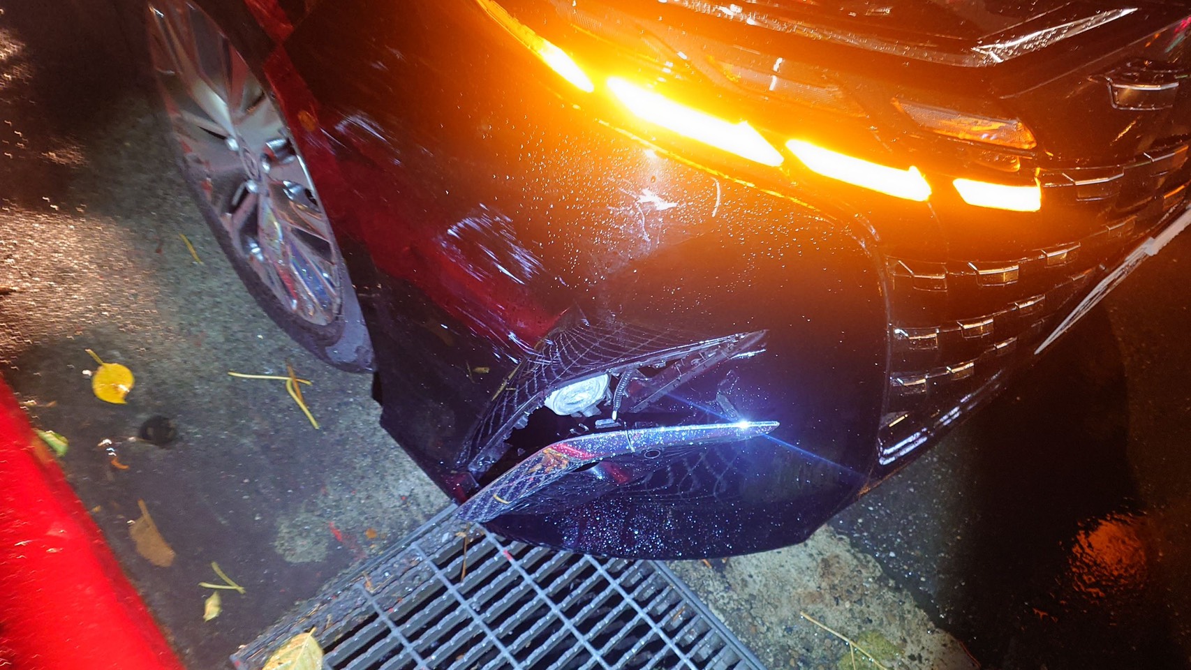 游姓男子駕駛的商務車車頭留下怵目驚心的撞擊痕跡。