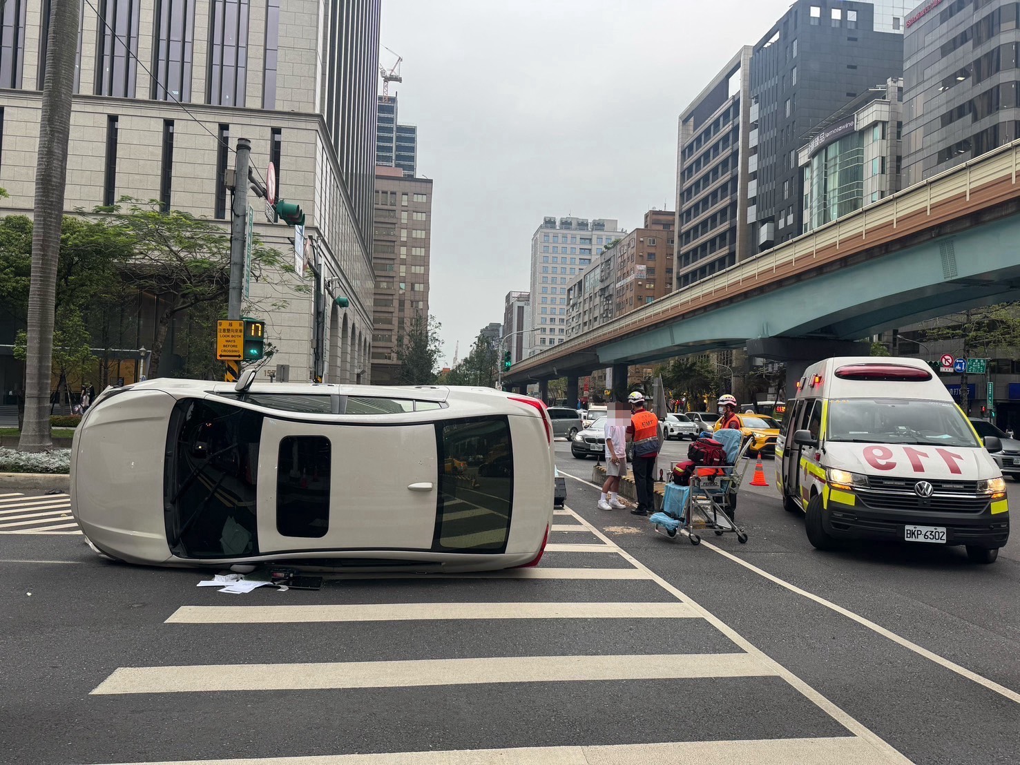台北市大安區仁愛路三段、復興南路一段口，昨（16）日下午16時許發生1起驚險的翻車事故。