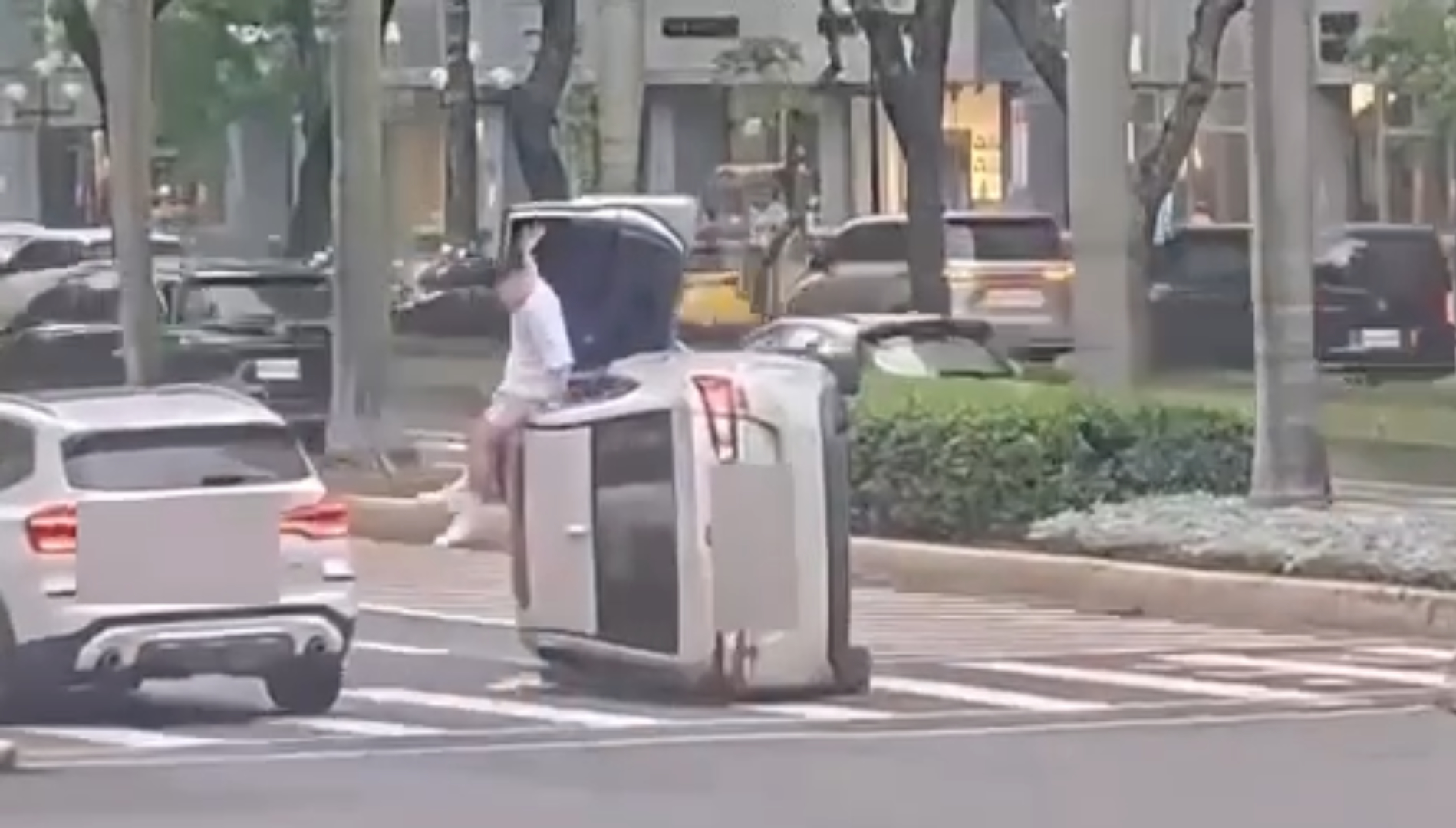 32歲張姓男子駕駛Subaru Impreza自小客車，疑因對路況不熟，轉彎時不慎猛力自撞行人庇護島，導致整輛車當場向左翻覆橫躺路中央。張男在第一時間自行推開副駕駛座車門爬出脫困。