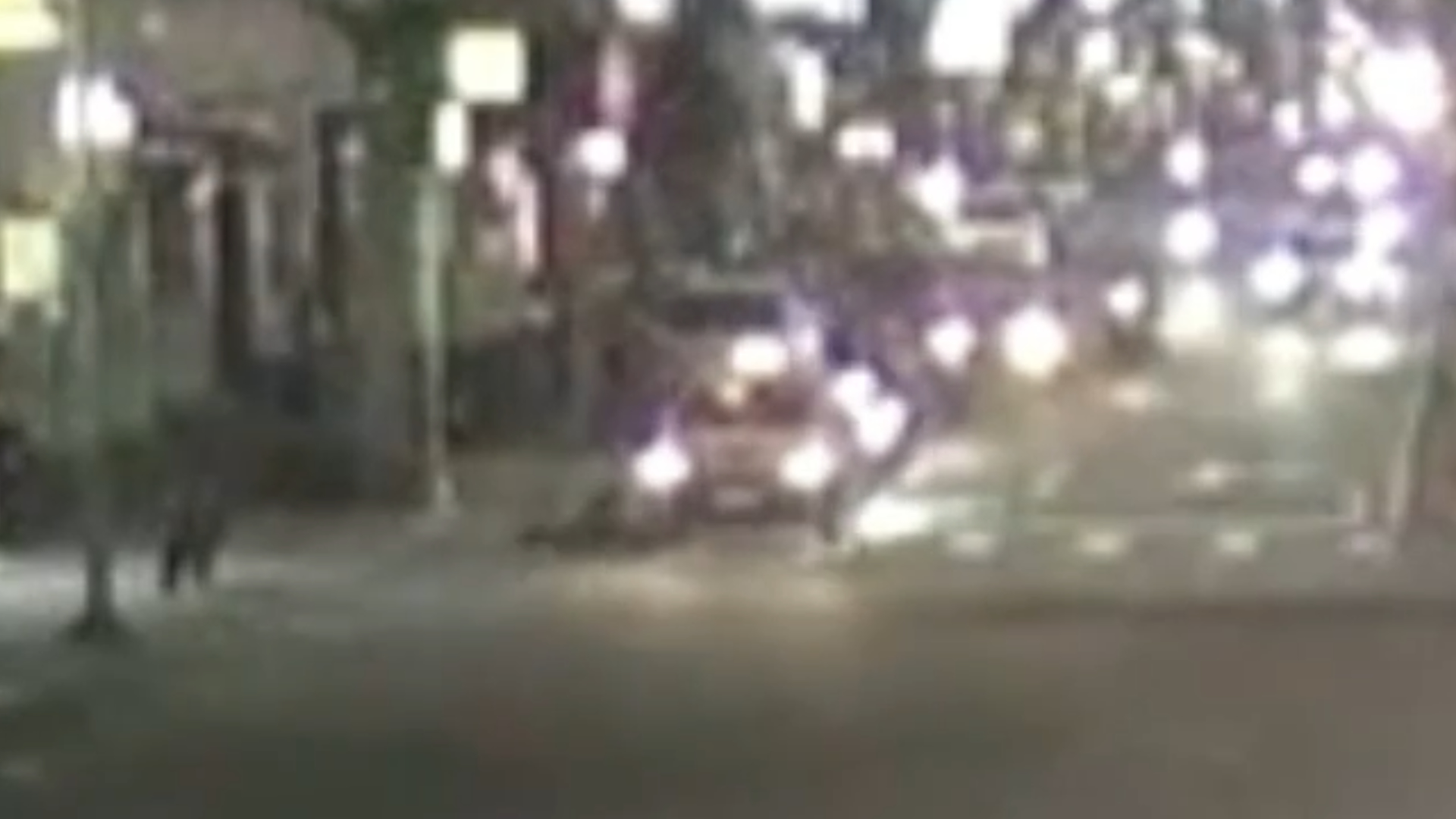 計程車從後方駛來，先是未打方向燈便從內側變換至外側車道，接著持續向右偏移，右側車身直接撞擊行駛在最外側的劉女。