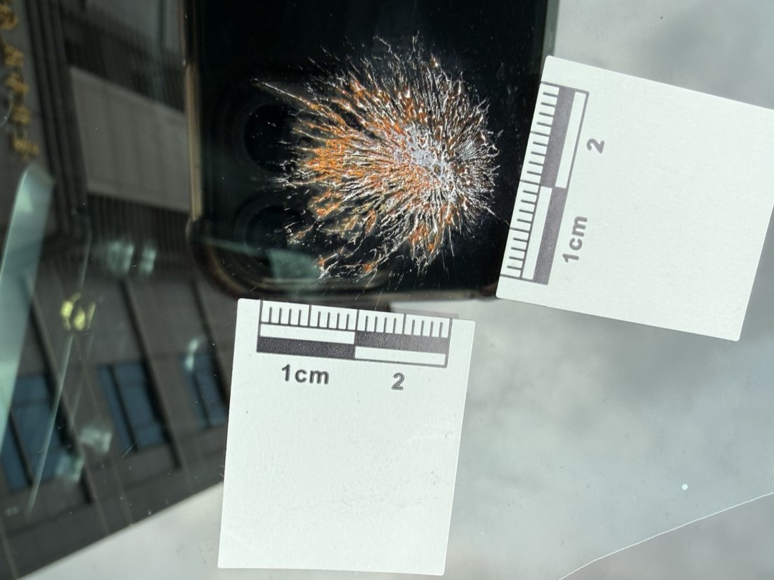 林姓女車主準備取車時，赫然發現愛車擋風玻璃上出現疑似遭子彈擊穿的放射狀痕跡，嚇得急忙向警方報案。