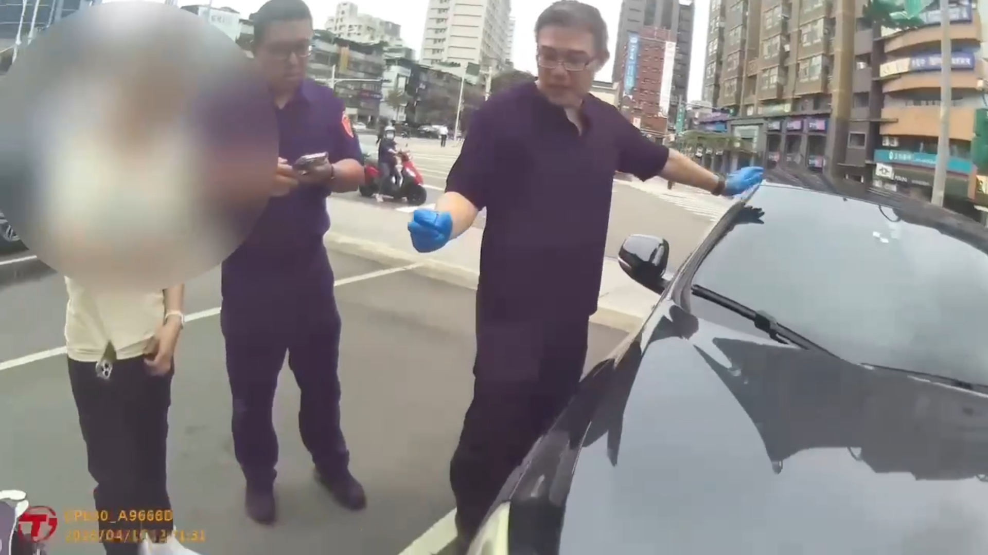 鑑識人員到場後審慎以對，全副武裝戴上手套進行仔細觀察與採集。經專業檢視，發現該物質雖已乾涸結塊，但玻璃並無粉碎的物理撞擊點，且質地與色澤均為有機物質，確認只是「天降黃金」乾掉後形成的天然放射狀圖案。