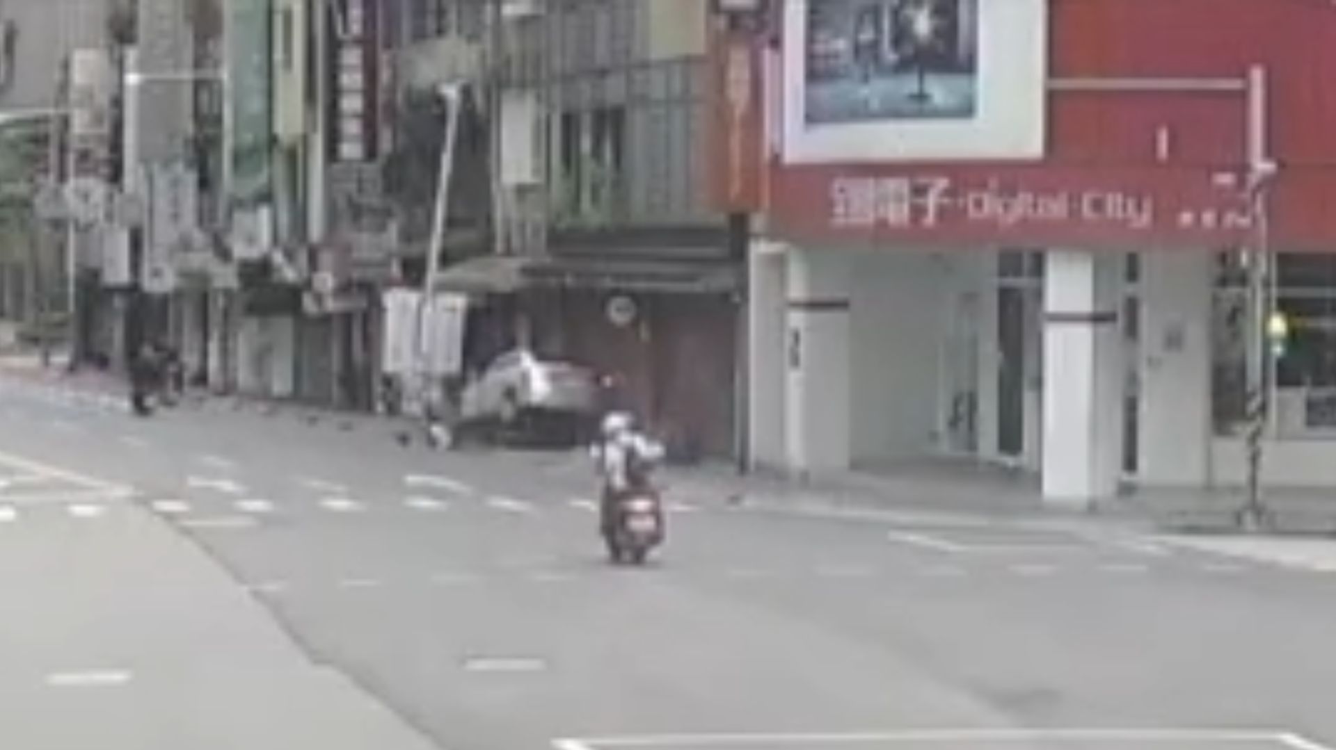 新北市板橋區新北市政府旁，今（18）日清晨6時許傳出肇事逃逸交通事故。