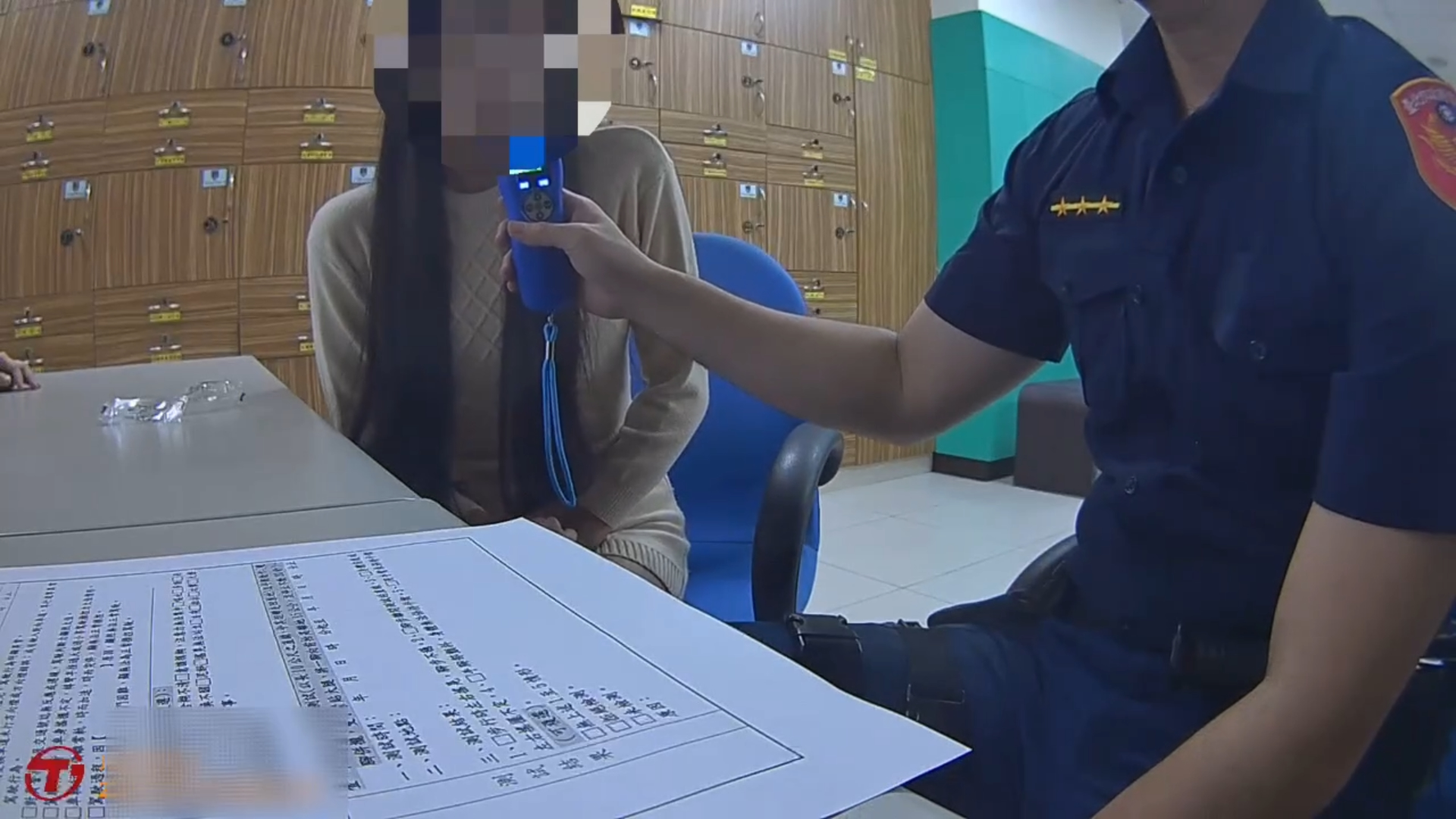 張女被逮捕帶回後，直到上午9時許才改變心意自願接受酒測，當場測得酒測值高達每公升0.88毫克。