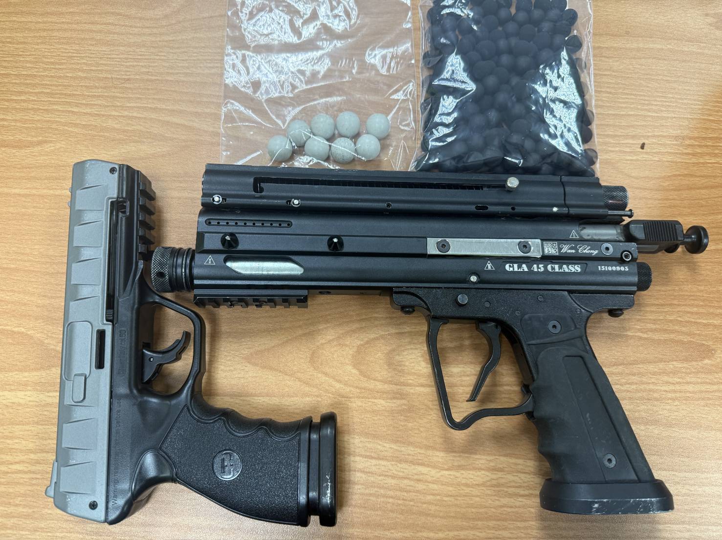 員警隨後喝令駕駛28歲余男下車配合受檢，經搜索當場在車內起獲2把空氣槍。