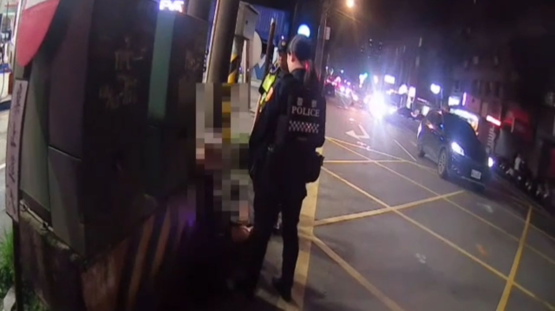 員警隨後喝令駕駛28歲余男下車配合受檢，經搜索當場在車內起獲2把空氣槍。