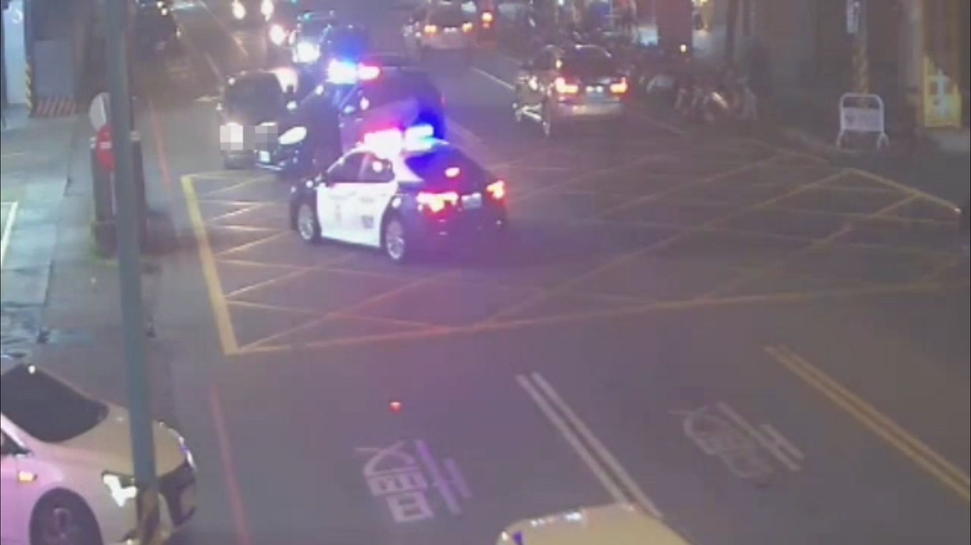 桃園市八德區興豐路一帶，昨（18）日晚間20時許驚傳有駕駛疑似持槍上路。轄區八德警分局接獲民眾報案後不敢大意，立即通報線上警網發動攔截圍捕，最終在東勇街1處加油站前以優勢警力將涉嫌車輛團團包圍。