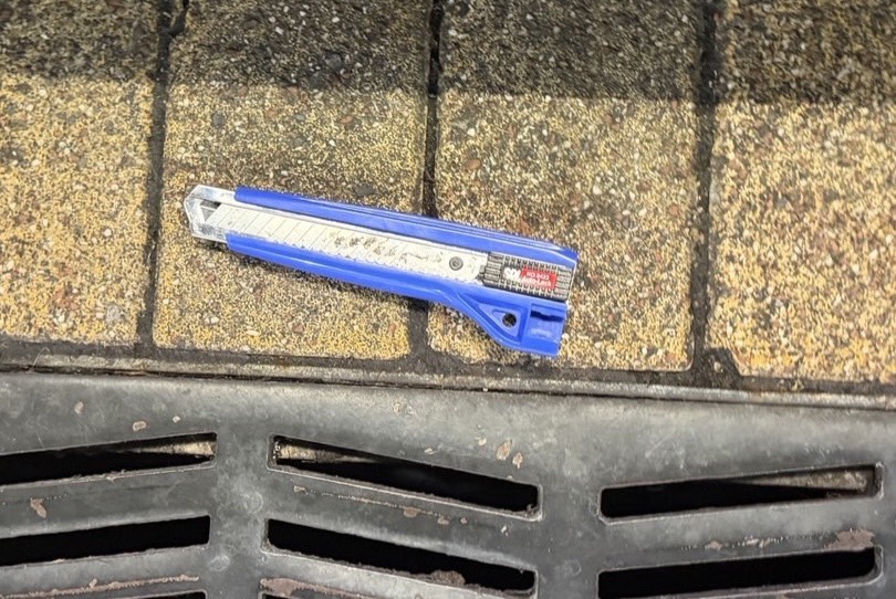 張男遭逮後向警方喊冤，供稱當時只是把美工刀拿出來看，沒多久就放回口袋，強調自己並未揮舞刀械攻擊路人，是因為不滿警方突然要求查扣美工刀，才會激動拒絕。