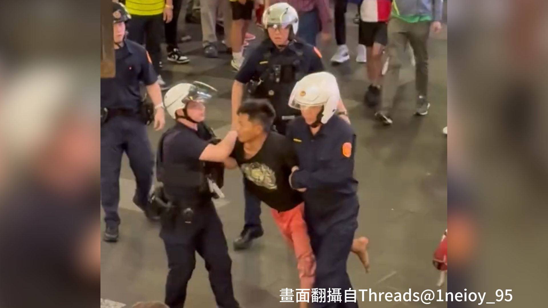 台北市西門町商圈昨（18）日晚間傳出持刀驚魂事件。適逢週末人潮擁擠，36歲張姓男子被民眾目擊手持美工刀在捷運西門站6號出口及漢中街一帶閒晃。