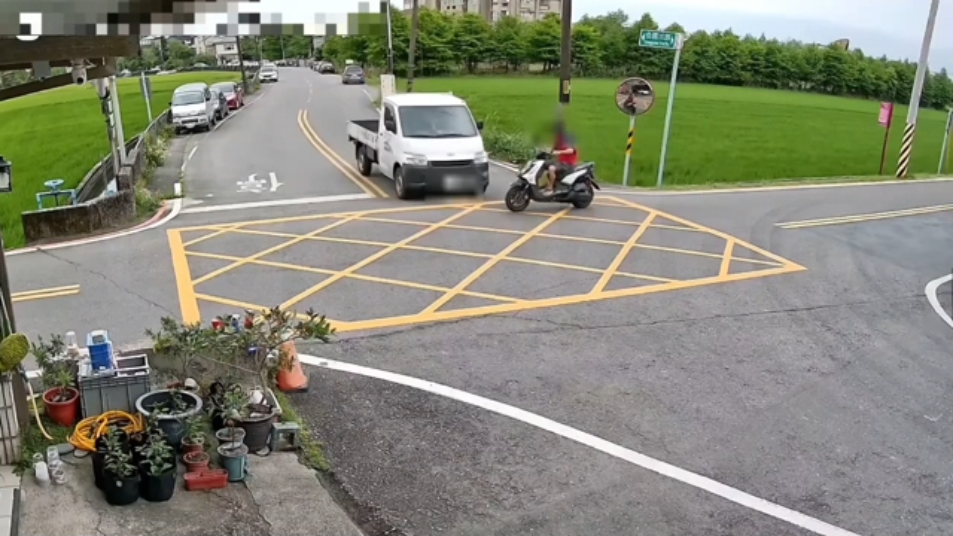 宜蘭縣五結鄉公園三路、親河路二段88巷交會口，昨（20）日中午12時許發生1起驚悚的交通事故。