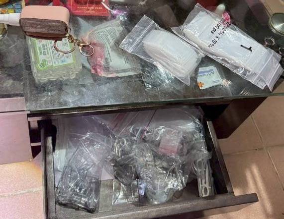 林翁透過管道購入依托咪酯粉末原料後，利用簡易化學設備，將粉末與化學藥劑、香料調和，分裝製成依托咪酯菸油彈對外販售圖利。