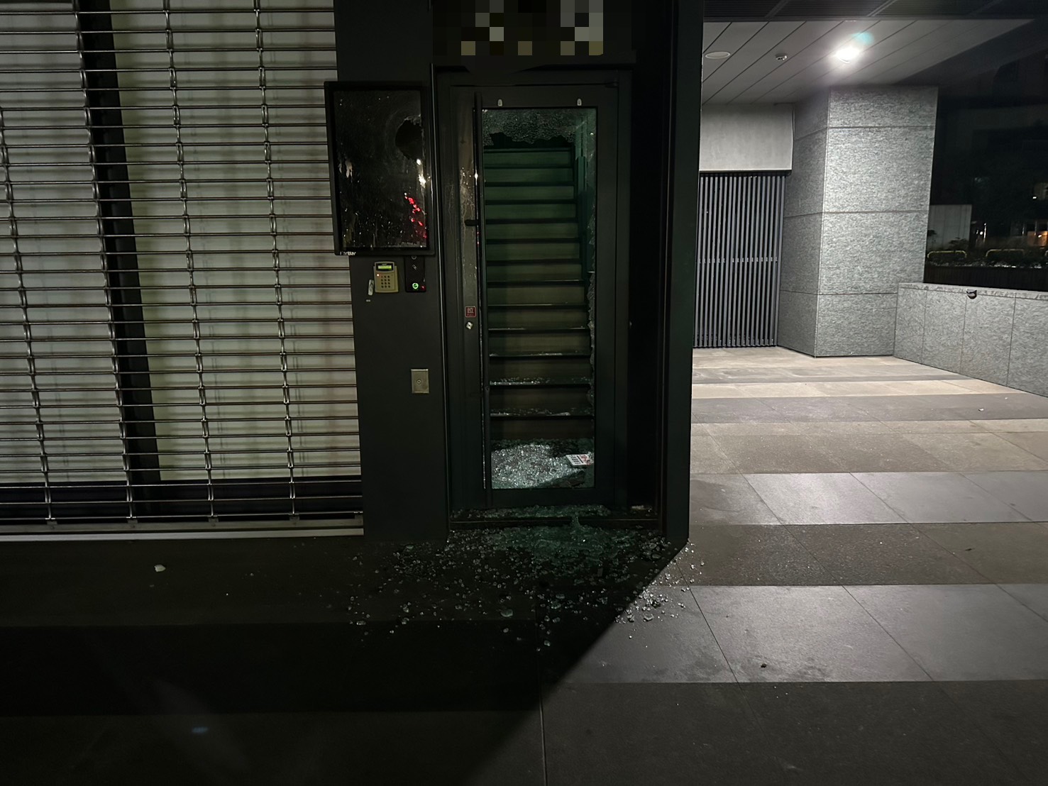 新北市林口區富貴路上1家網路評價高達4.7顆星的知名中菜精工湯品餐廳「沉雨晴」，1樓大門玻璃及電子螢幕突遭3名黑衣男子持「請勿停車」告示牌猛烈砸毀。