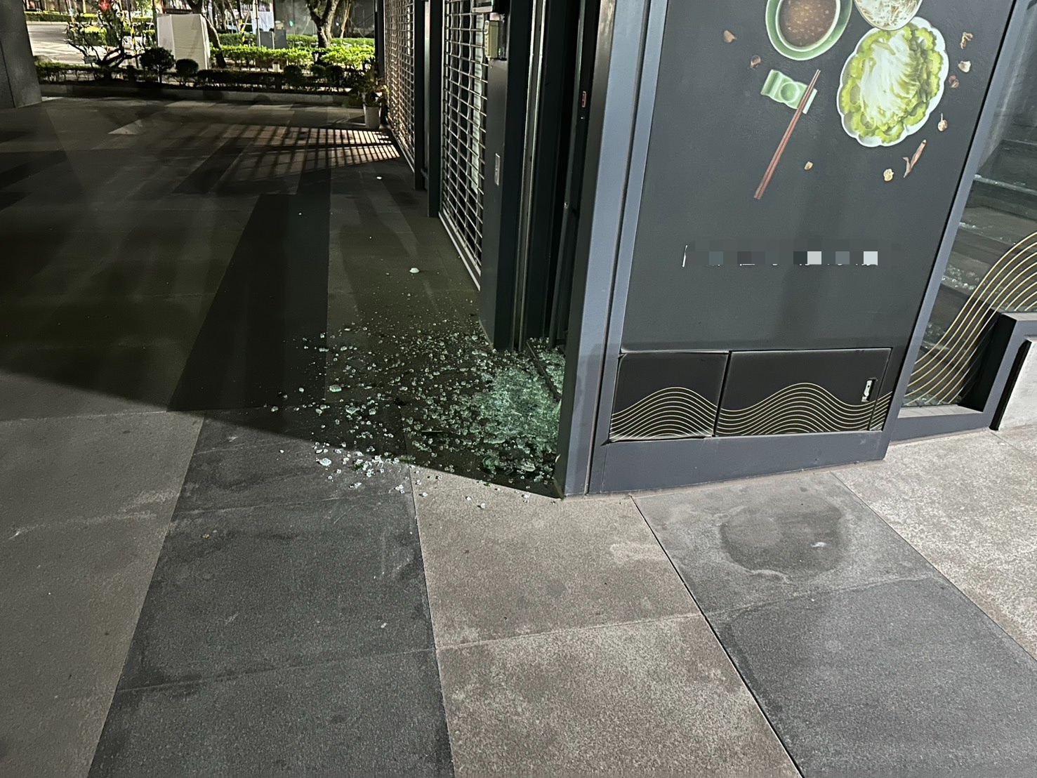 新北市林口區富貴路上1家網路評價高達4.7顆星的知名中菜精工湯品餐廳「沉雨晴」，1樓大門玻璃及電子螢幕突遭3名黑衣男子持「請勿停車」告示牌猛烈砸毀。