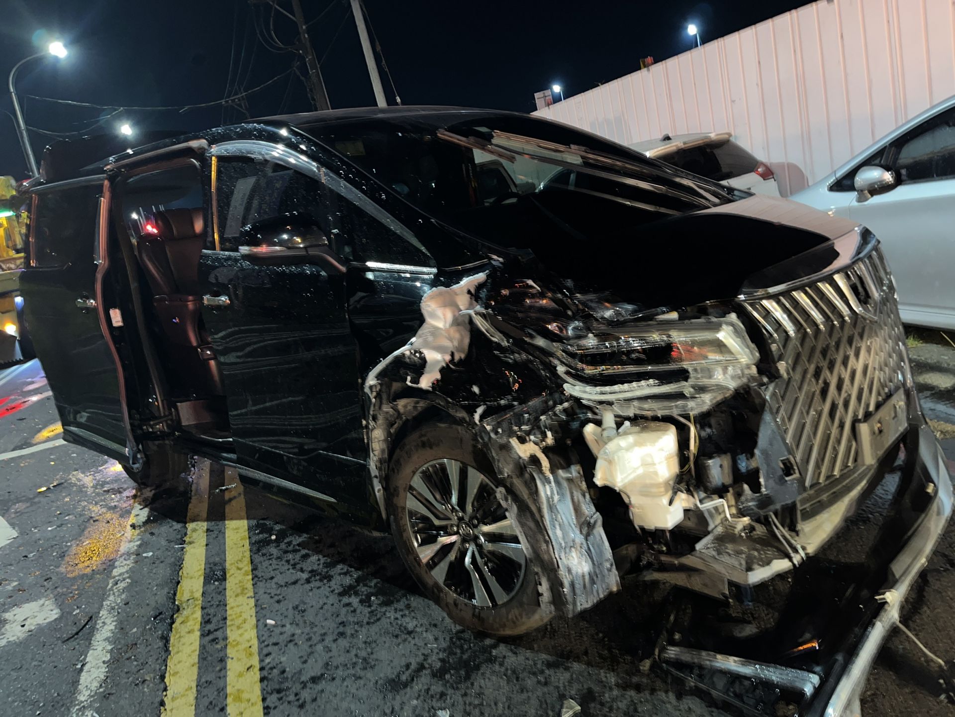 44歲汪姓女子駕駛自小客車，沿環漢路三段行駛，欲左轉中環路一段而在路口停等。不料，後方由林男駕駛的休旅車疑未注意車前狀況，直接從後方猛烈追撞