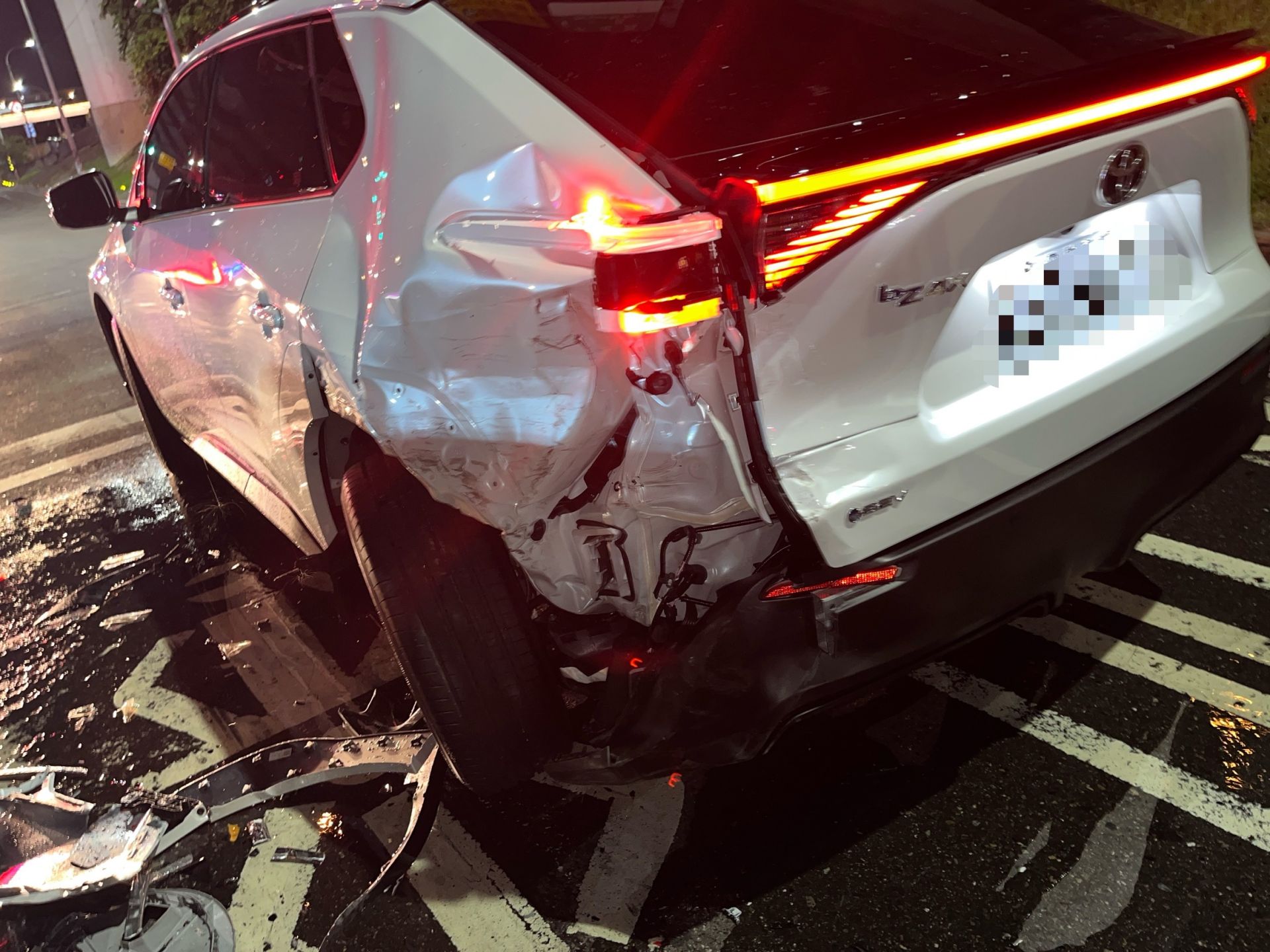 44歲汪姓女子駕駛自小客車，沿環漢路三段行駛，欲左轉中環路一段而在路口停等。不料，後方由林男駕駛的休旅車疑未注意車前狀況，直接從後方猛烈追撞