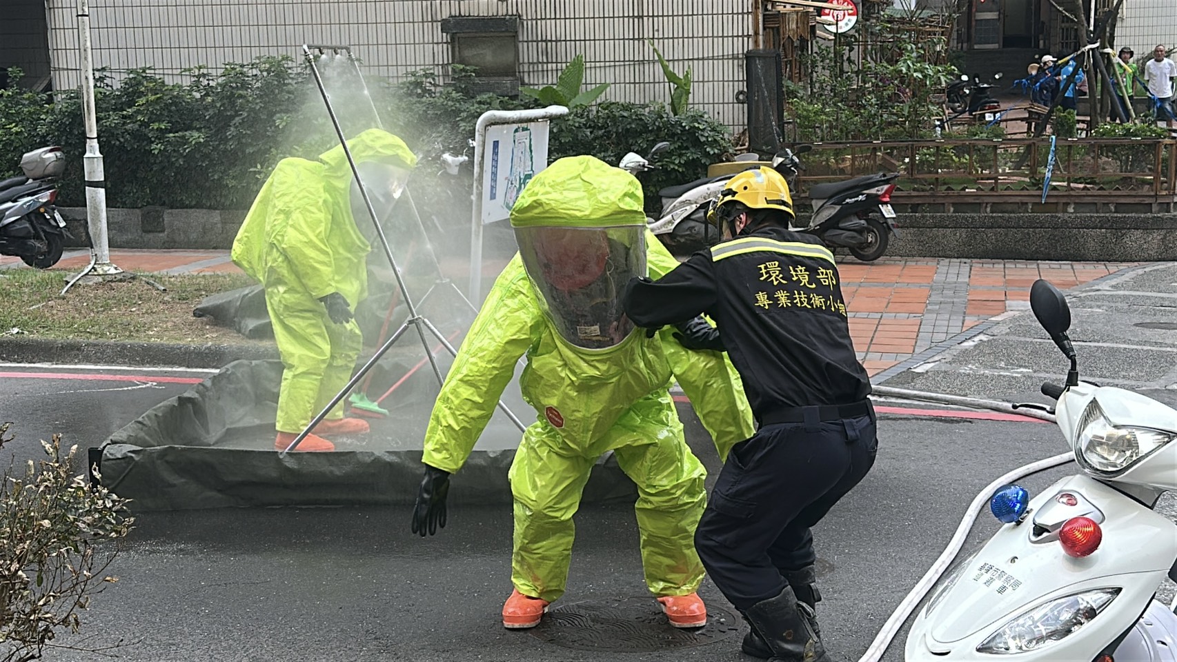 獨居的張男臥室門上竟貼有警告「內有HCN（氰化氫）」的紙條，警消不敢大意，緊急通報環境部毒災應變小組到場。