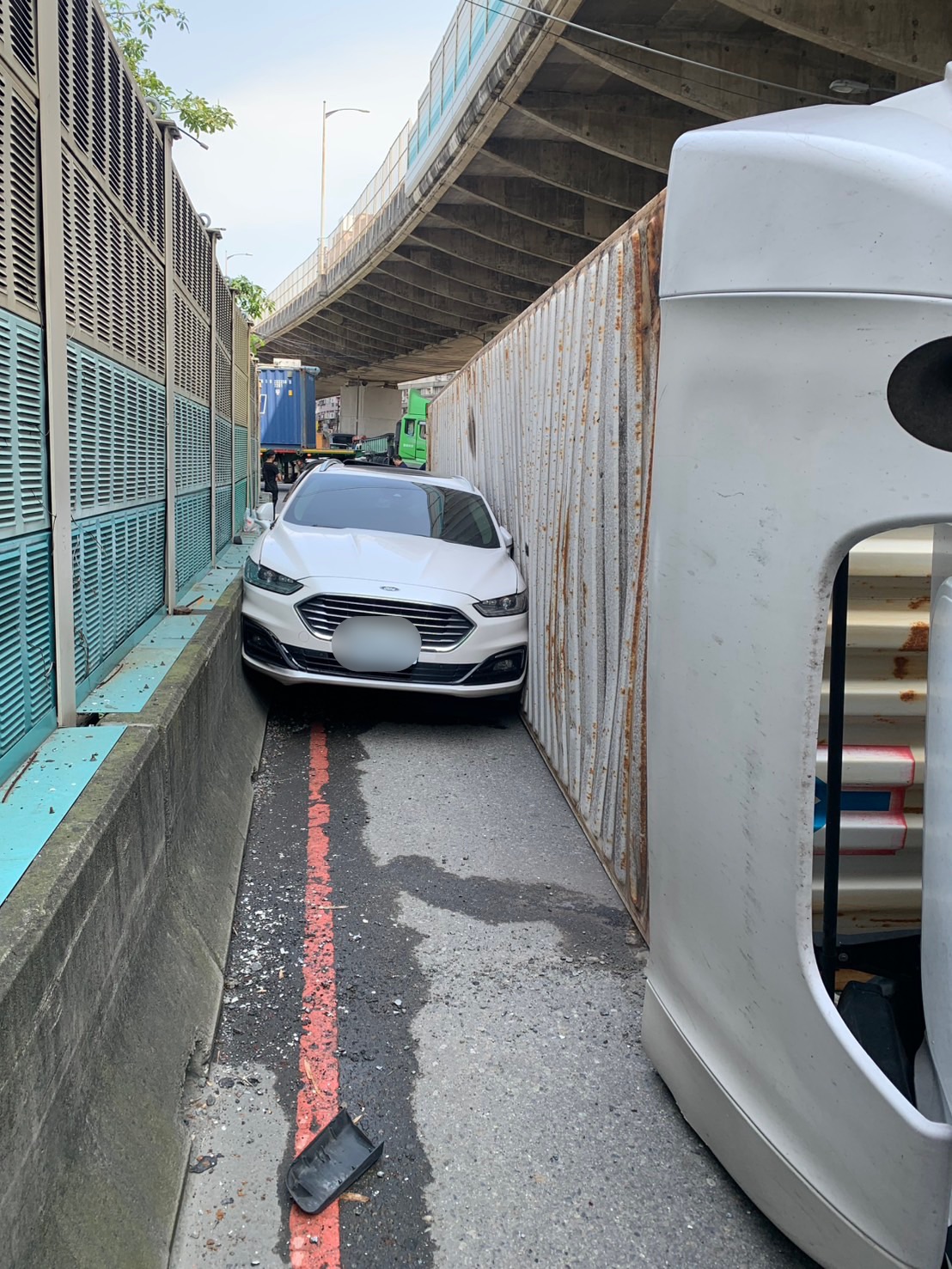 41歲郭姓男子所有的白色小客車雖是無辜遭殃，但因違規停放在路邊，警方依法製單舉發。