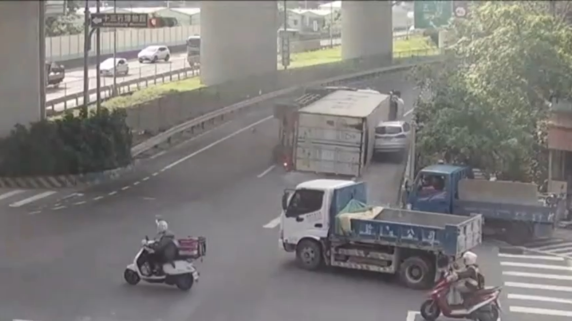 新北市八里區今（23）日上午8時許發生1起驚險翻車事故。