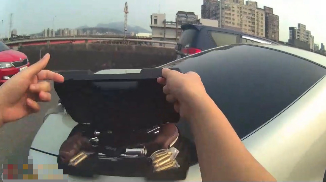 轄區員警獲報趕抵現場查處勘驗事故車輛時，發現肇事的楊男神色異常慌張、應對異常。警方進一步查看，竟在楊男車內包包中查獲2把改造手槍