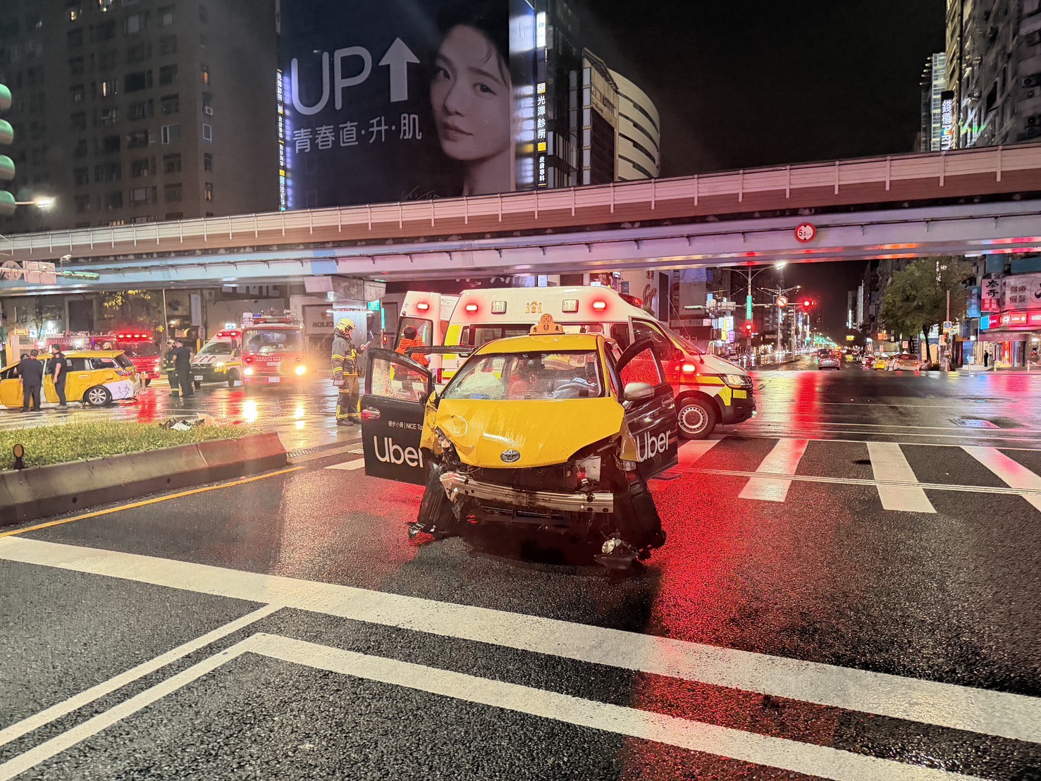 北市大安區忠孝東路、復興南路口，今（24）日凌晨0時許發生1起嚴重的3車連環交通事故。