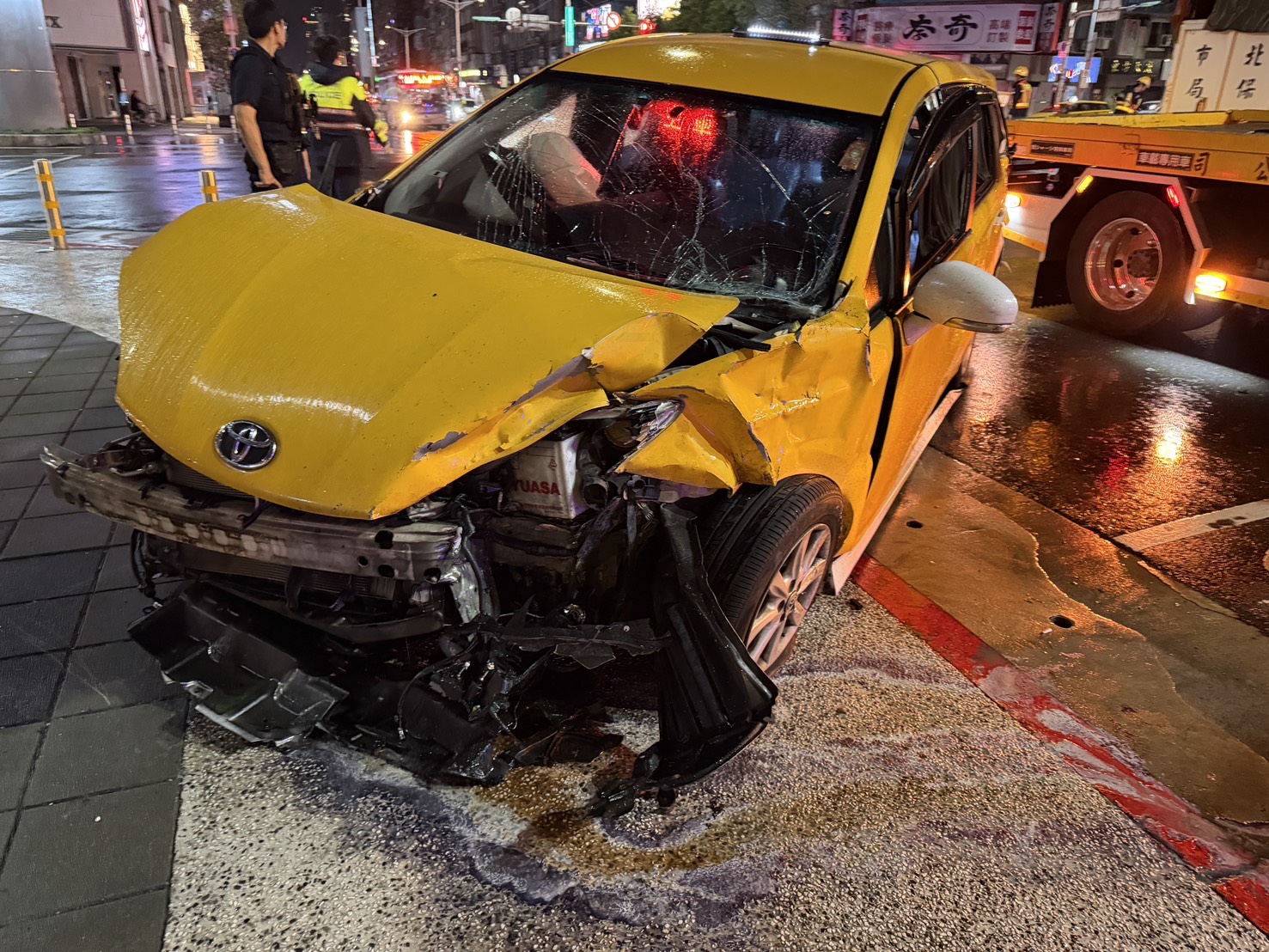 68歲蘇姓計程車運將疑似未遵守號誌闖紅燈，攔腰撞上另1輛綠燈直行的計程車，猛烈撞擊導致車體零件與備胎噴飛，更波及後方閃避不及的第3輛計程車。