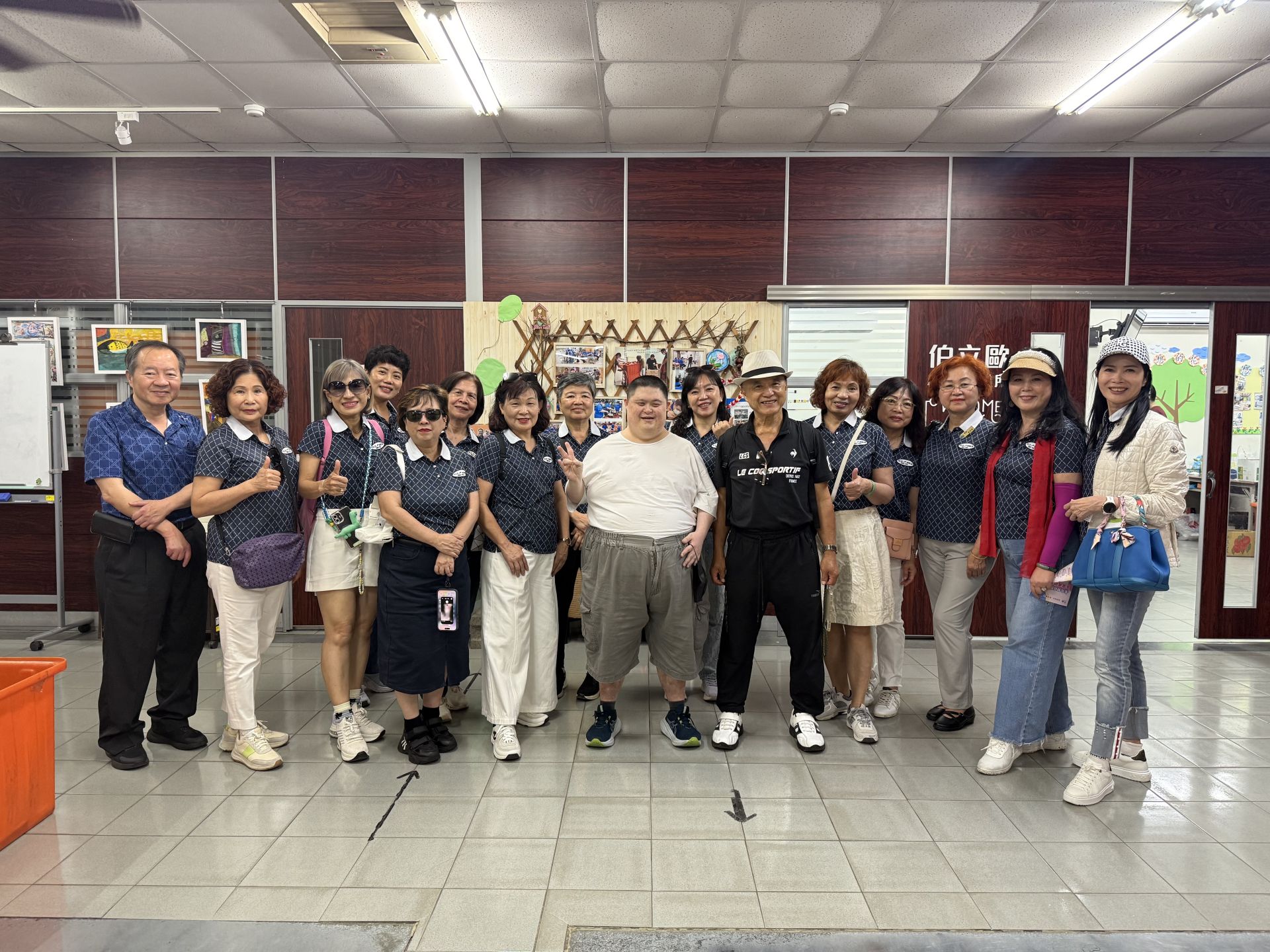 跨越國際女性交流會在會長李詠宸帶領下，近日前往彰化縣社頭鄉參訪「伯立歐小兒麻痺暨愛加倍庇護工場」，透過實地走訪與交流，不僅深化對身心障礙者就業支持體系的理解，也將關懷化為具體行動，展現女性團體溫柔而堅定的公益力量。 伯立歐家園自2019年成立以來，由創辦人兼執行長陳忠盛帶領，致力於打造身心障礙者穩定就業與自立生活的環境。目前園區約有150名工作人員，其中包含70餘位身心障礙者，透過印刷加工、手工皂製作、環保紙袋包裝及咖啡製作等多元職務，建立兼具尊嚴與穩定的就業模式。 除就業機會外，伯立歐家園亦延伸提供社區支持與長照服務，涵蓋日間照顧、居家服務及到宅沐浴等，逐步建構完整的支持網絡。根據現場展示資料，相關服務人數與服務量持續成長，顯示其在地方社會中已發揮穩定而深遠的影響力。 創辦人陳忠盛表示，成立機構的初衷，源自童年時期曾受一位美國長者照顧的深刻經驗，讓他深刻體會到被支持的力量，進而立志將這份愛延續，為身心障礙者打造安心工作環境，同時減輕照顧家庭的壓力。 值得一提的是，此次參訪並未止於交流，而是進一步轉化為實際公益行動。活動現場氣氛熱絡，會員周筑梵當場捐贈新台幣2萬元支持園區營運；「歡樂派雞尾酒專家」學習長蔡大森亦宣布，將於中秋節規劃約150人規模餐會，邀請園區身心障礙者免費參與，共享節慶溫暖。 此外，多位會員也自發性集資購買園區產品，以實際消費支持庇護工場運作，讓公益不僅停留在參訪層面，而是轉化為持續性的支持行動。 跨越國際女性交流會表示，在會長李詠宸長期推動下，組織持續關注各項社會議題，並以具體行動實踐公益精神。此次活動亦有台中市新聞工會理事長廖庭玉到場參與，透過媒體視角關注身心障礙者就業議題，期望藉由報導擴散影響力，號召更多社會大眾投入關懷，共同打造更具包容與溫度的社會。