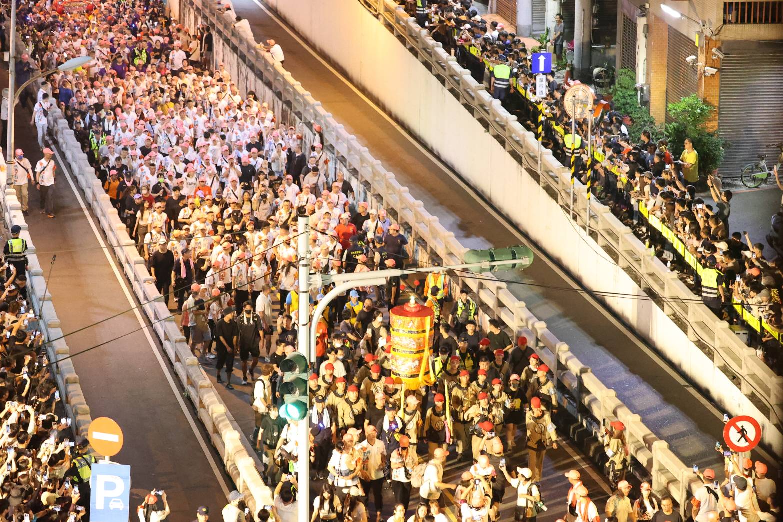 圖／大甲媽祖鑾轎通過彰化民生地下道，人潮擠滿現場，鎮瀾宮董事長顏清標（中）與副董事長鄭銘坤親自壓轎，在警方協助下緩慢前行。