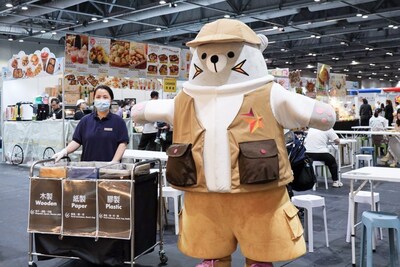 亞博熊穿梭會場， 教導小朋友辨識不同可回收物料。