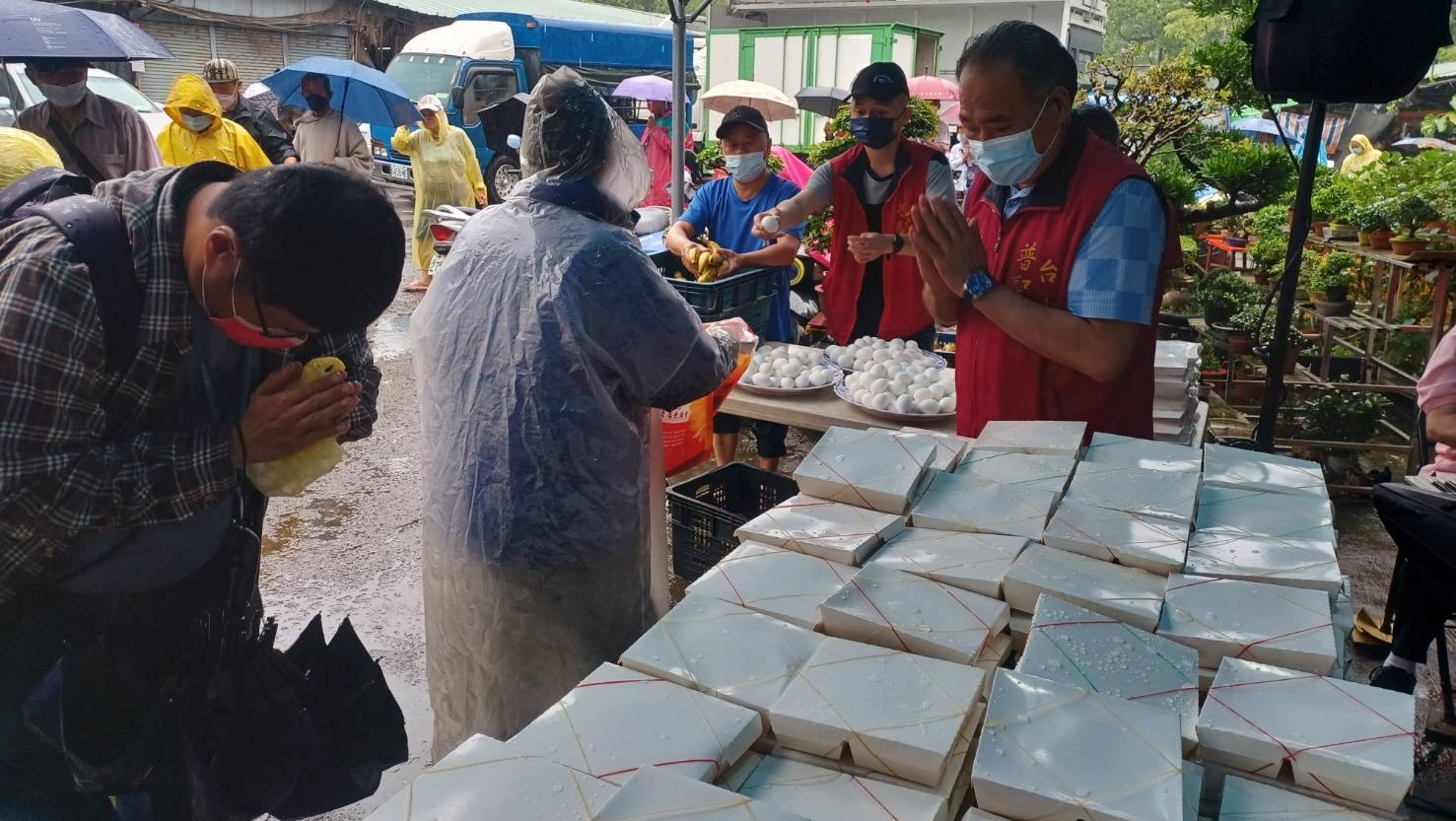 「熱的,真好…」阿伯一句話逼哭全場! 普聖宮送便當畫面曝光