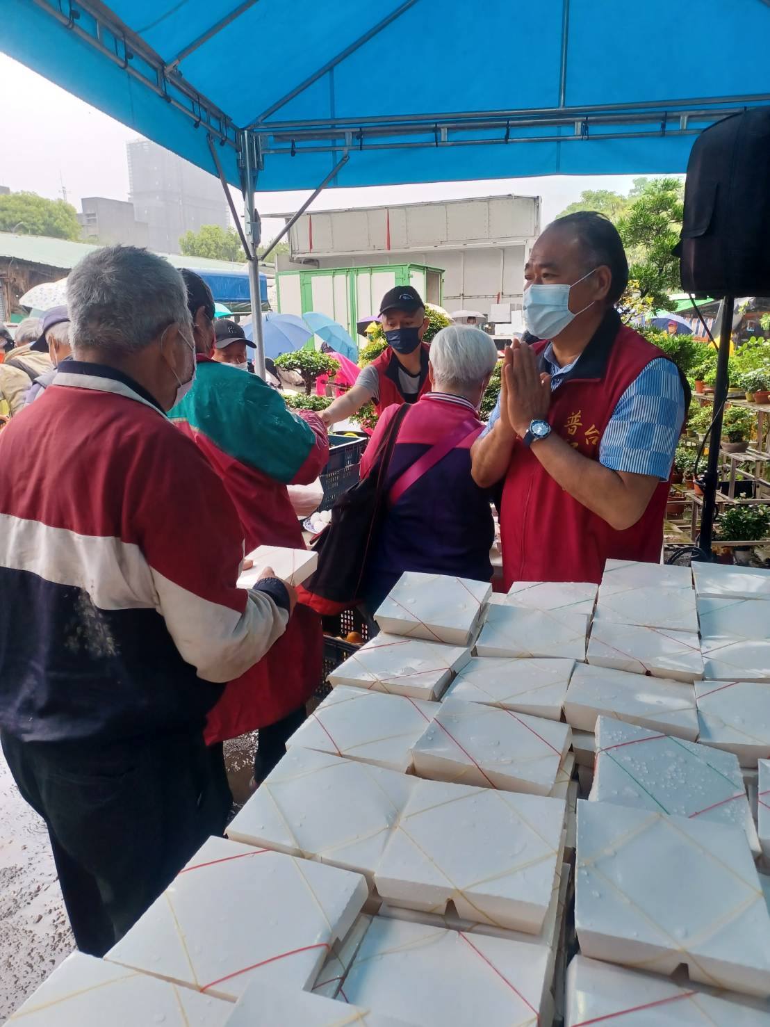 「熱的,真好…」阿伯一句話逼哭全場! 普聖宮送便當畫面曝光