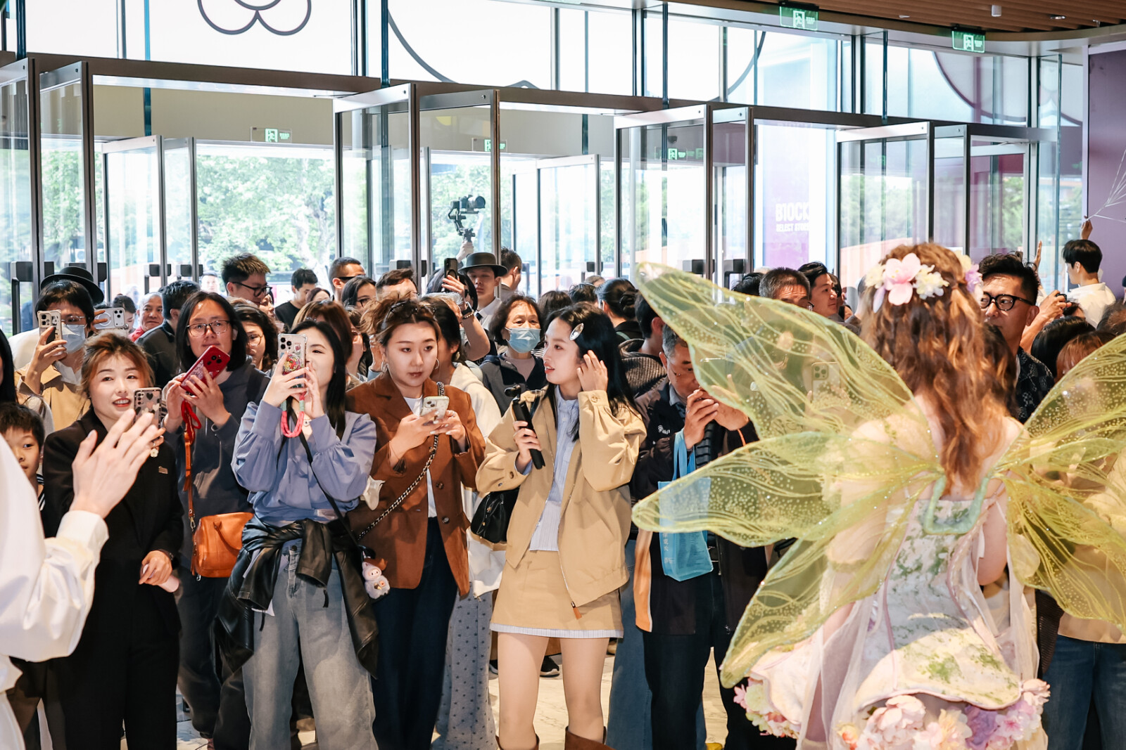 杭州恒隆廣場試業首日消費者絡繹不絕