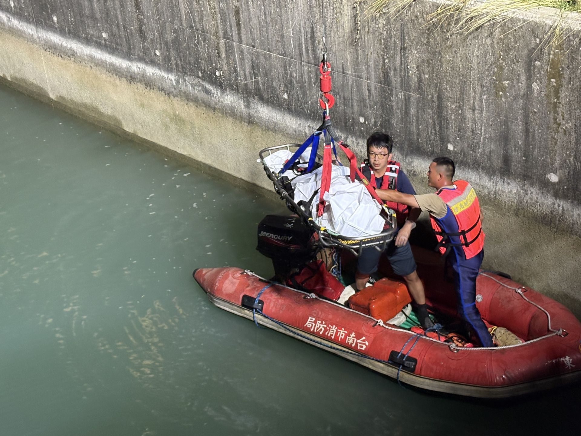 ▲▼搜救獲報後立即到場將人拉起，女子已明顯死亡（圖／記者王俊勝 翻攝）1