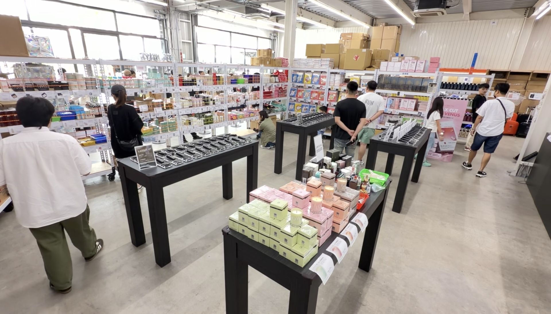 直播搬到現場！蹦闆站台香水人生特賣　送雞排＋抽黃金吸萬人