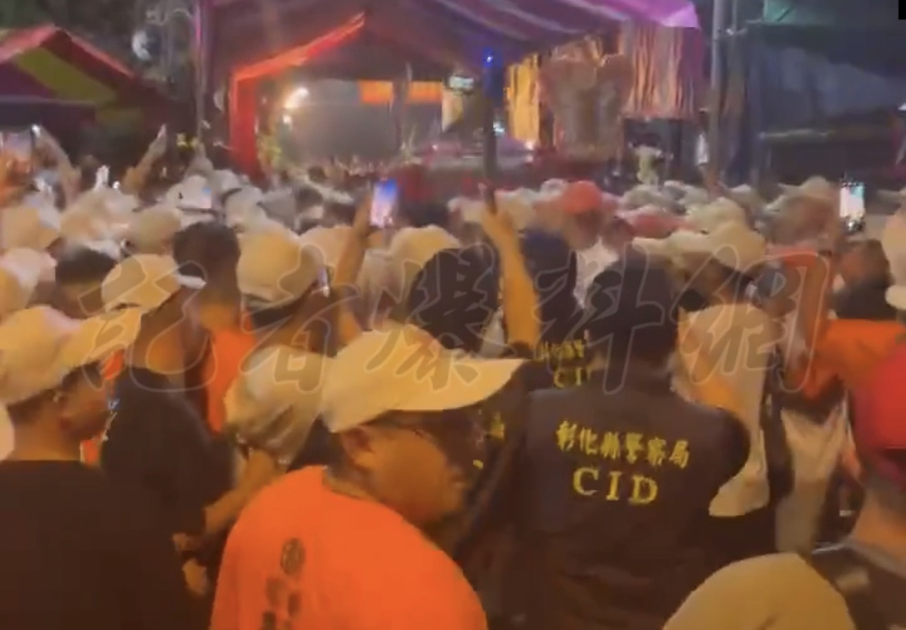 大甲媽遶境爆衝突！彰化深夜驚傳推擠　警遭推擠衝突