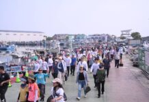 減碳呼吸健走趣 花蓮漁港現人潮