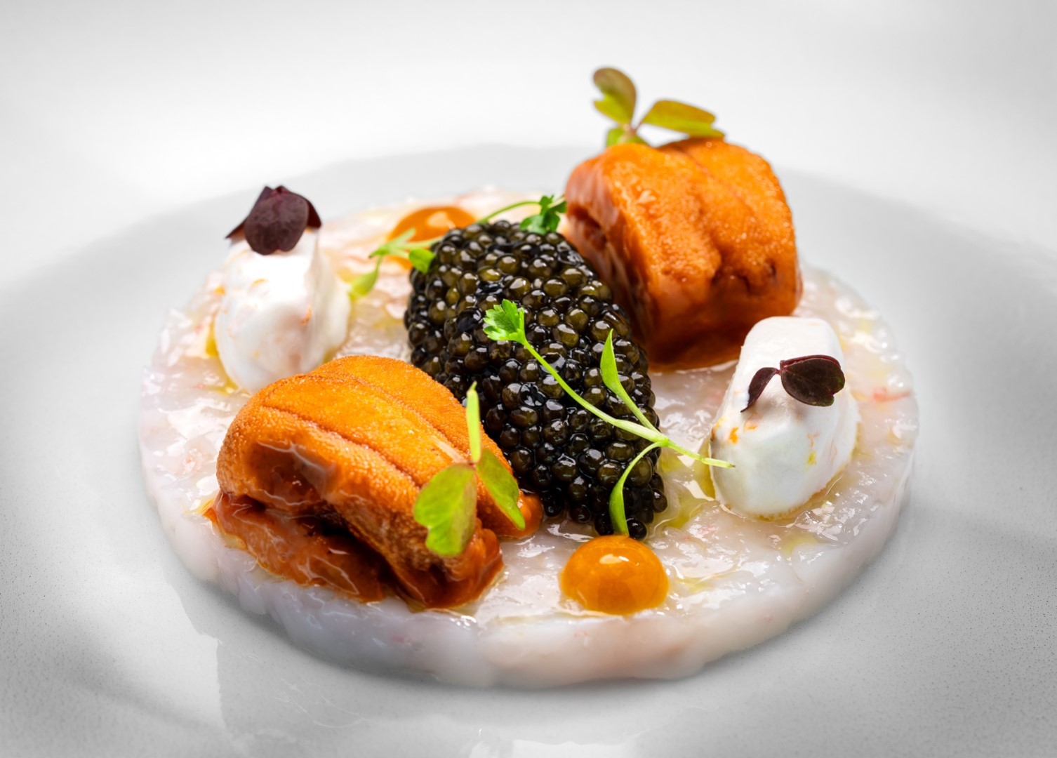 「澳門銀河」匯聚超過120間多元餐廳，其中多間榮獲《福布斯旅遊指南》、《香港澳門米芝蓮指南》及《黑珍珠餐廳指南》等國際權威肯定。