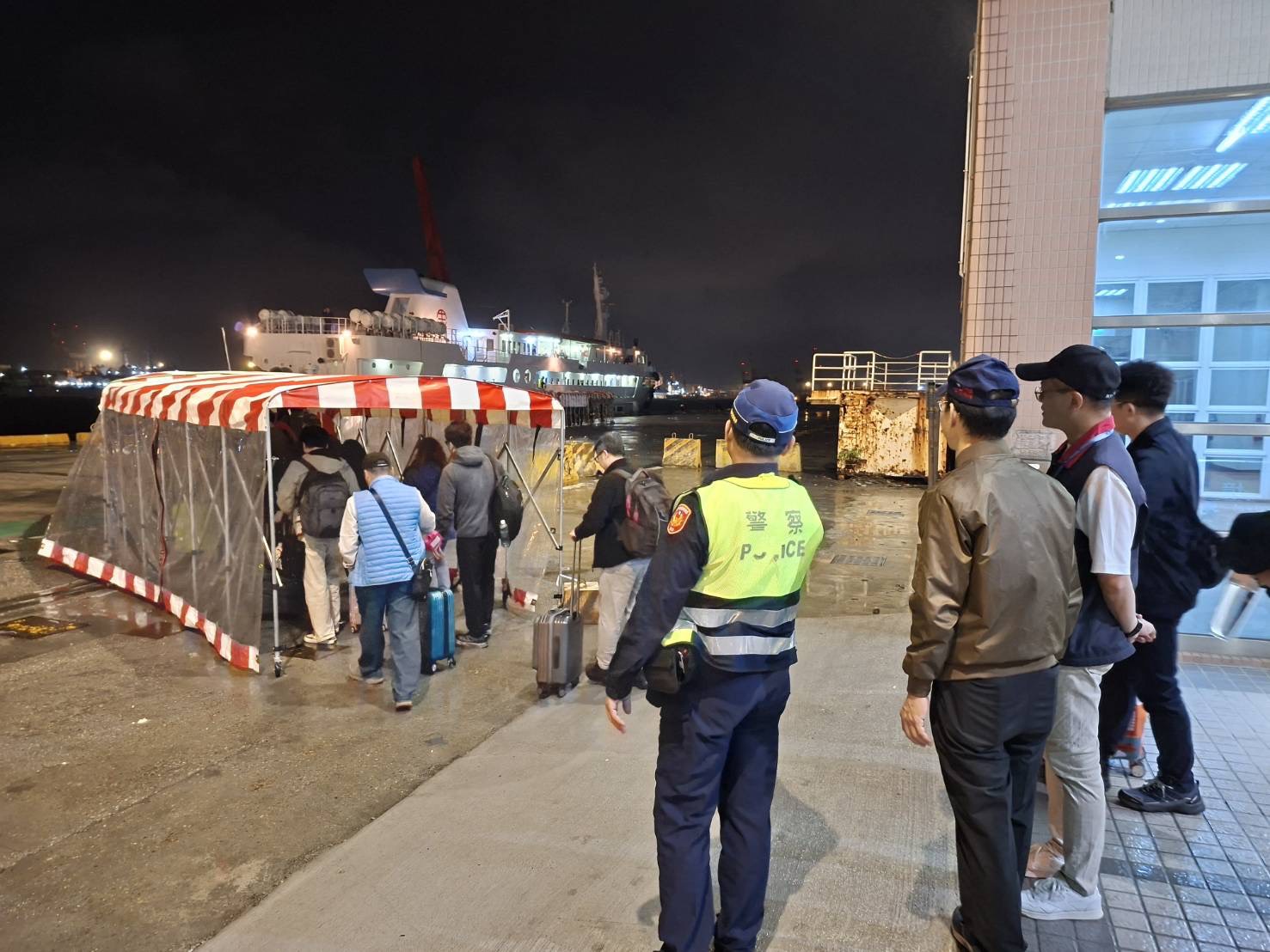 清明返鄉更安心！金門專船臺中港啟航　警力全程護送282名鄉親平安返鄉