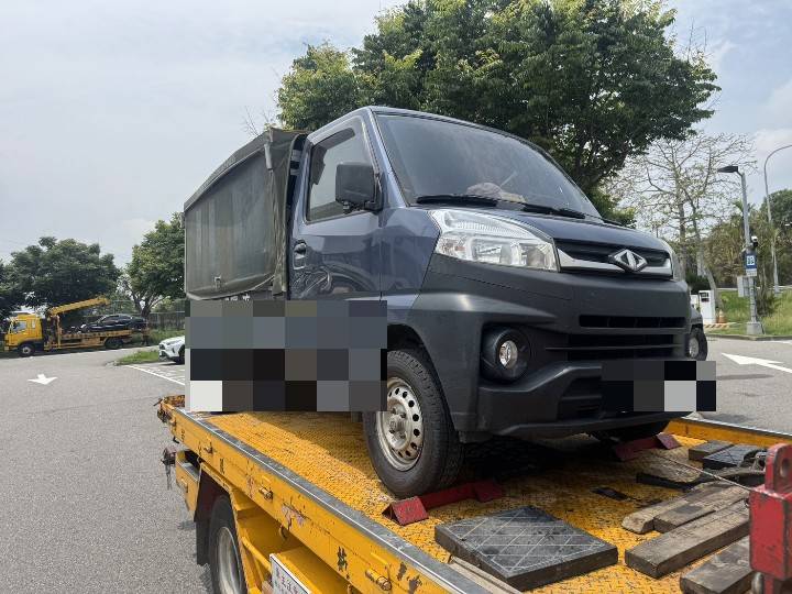 國道4號神岡段3車連環撞！小貨車翻覆釀2傷　疑操作失控肇事