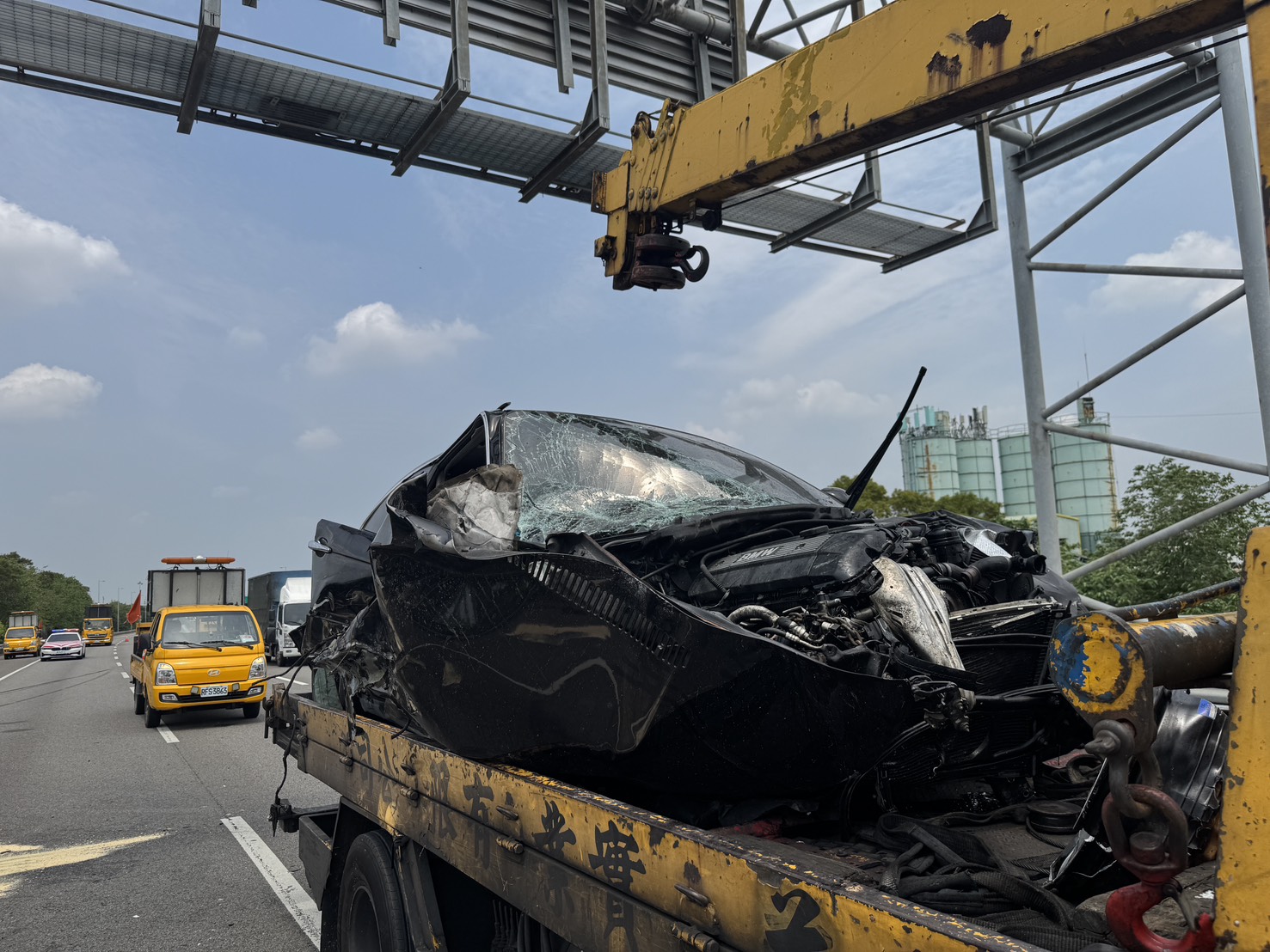 國道4號神岡段3車連環撞！小貨車翻覆釀2傷　疑操作失控肇事