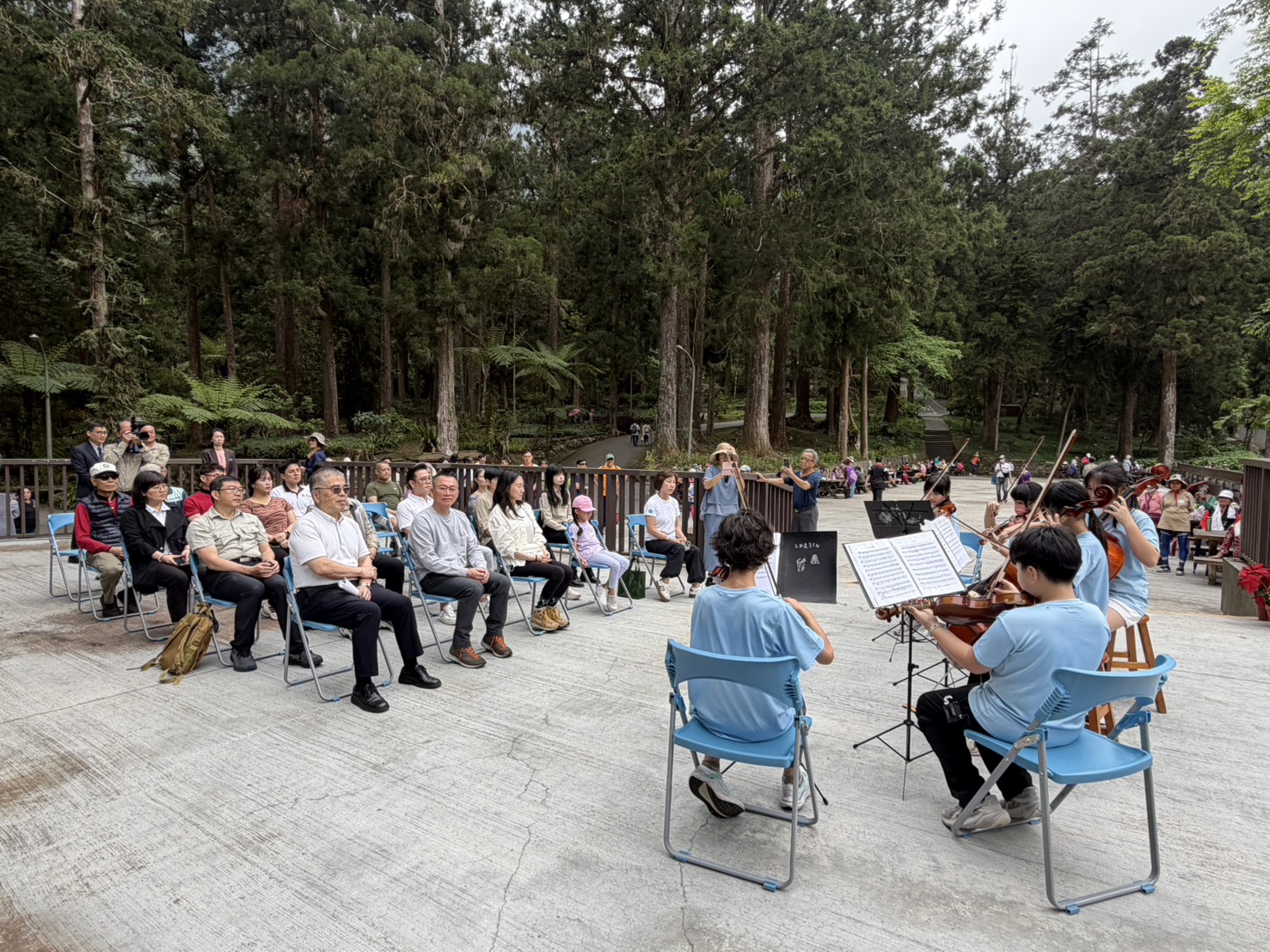 溪頭推動淨零再升級！ 花啟祥捐10台電動機車 年減碳排破萬公斤