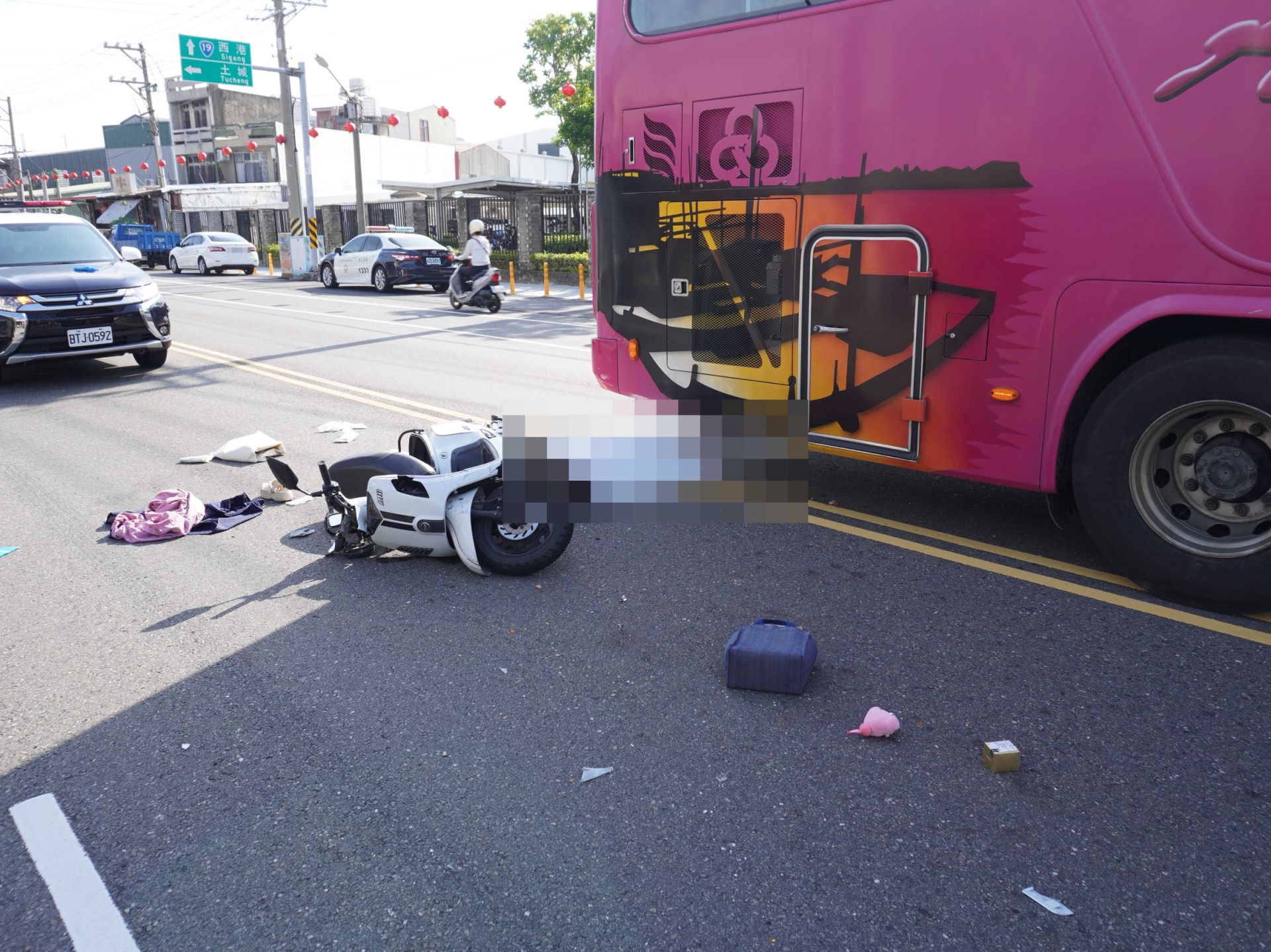 ▲台南28歲女警遭追撞噴進遊覽車輪下輾斃（圖／記者王俊勝 翻攝）