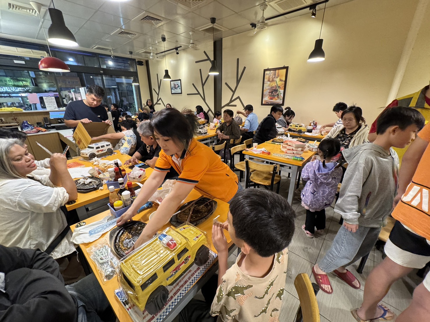 兒童節前夕，不只是節慶氛圍升溫，一場充滿人情味的公益餐會，也在台中悄悄展開。東東牛排攜手台中行善團，連續兩天於漢口店與東山店舉辦愛心餐會，邀請弱勢家庭孩童走進餐廳，提前感受節日的溫暖。 與一般公益活動多選在離峰時段不同，這場餐會特別安排在營業初期的熱門用餐時間。現場幾乎座無虛席，餐廳內擠滿前來參與的家庭與孩童，熱騰騰的鐵板牛排一份接一份上桌，香氣瀰漫整個空間。孩子們一邊開心用餐，一邊把玩剛拿到的玩具，笑聲此起彼落，讓原本單純的用餐場域，轉變為充滿溫度的公益現場。 透過台中市政府社會局家庭福利中心協助，此次活動共邀請約70位弱勢家庭孩童參與。不少家長坦言，牛排對他們而言並非日常選項，「平常真的比較少有機會吃」，一句話道出現實，也讓這頓餐點更顯珍貴。 現場也出現令人動容的一幕。一位家長因孩子開心加點餐點，主動表示願意補差額，但店家當場回應：「今天都是做公益，不用付費。」一句話看似簡單，卻讓現場氣氛瞬間多了幾分暖意。 台中行善團表示，多數店家在投入公益時，會考量營運成本而選擇離峰時段進行，但東東牛排選擇在人潮最多的時間，把位置優先留給孩子，這樣的決定，不只是善意，更是一種對公益的堅持。 除了餐點，現場也準備豐富禮品，包含玩具車與扭蛋活動，甚至有住宿券與禮盒等驚喜獎品。志工與店員穿梭其間，協助發放物資與引導動線，整體活動節奏緊湊卻溫馨。 從餐桌上的滿足神情，到孩子手中緊握的禮物，可以看見這場活動不只是一次用餐安排，更像是一場讓弱勢家庭短暫「放下壓力」的節日體驗。 在企業公益逐漸常態化的今天，形式或許不難複製，但選擇在最忙碌的時段，把資源優先留給需要的人，反而更顯難得。這場兒童節前的餐會，也讓「公益」不只是口號，而是真正走進日常生活的一種實踐。