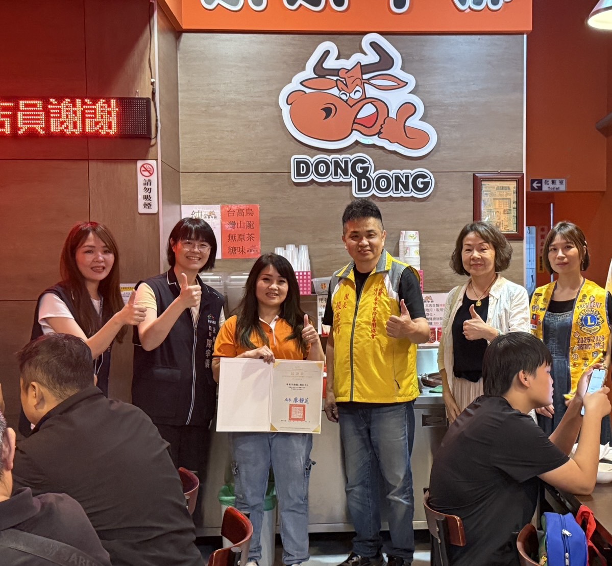 兒童節前夕，不只是節慶氛圍升溫，一場充滿人情味的公益餐會，也在台中悄悄展開。東東牛排攜手台中行善團，連續兩天於漢口店與東山店舉辦愛心餐會，邀請弱勢家庭孩童走進餐廳，提前感受節日的溫暖。 與一般公益活動多選在離峰時段不同，這場餐會特別安排在營業初期的熱門用餐時間。現場幾乎座無虛席，餐廳內擠滿前來參與的家庭與孩童，熱騰騰的鐵板牛排一份接一份上桌，香氣瀰漫整個空間。孩子們一邊開心用餐，一邊把玩剛拿到的玩具，笑聲此起彼落，讓原本單純的用餐場域，轉變為充滿溫度的公益現場。 透過台中市政府社會局家庭福利中心協助，此次活動共邀請約70位弱勢家庭孩童參與。不少家長坦言，牛排對他們而言並非日常選項，「平常真的比較少有機會吃」，一句話道出現實，也讓這頓餐點更顯珍貴。 現場也出現令人動容的一幕。一位家長因孩子開心加點餐點，主動表示願意補差額，但店家當場回應：「今天都是做公益，不用付費。」一句話看似簡單，卻讓現場氣氛瞬間多了幾分暖意。 台中行善團表示，多數店家在投入公益時，會考量營運成本而選擇離峰時段進行，但東東牛排選擇在人潮最多的時間，把位置優先留給孩子，這樣的決定，不只是善意，更是一種對公益的堅持。 除了餐點，現場也準備豐富禮品，包含玩具車與扭蛋活動，甚至有住宿券與禮盒等驚喜獎品。志工與店員穿梭其間，協助發放物資與引導動線，整體活動節奏緊湊卻溫馨。 從餐桌上的滿足神情，到孩子手中緊握的禮物，可以看見這場活動不只是一次用餐安排，更像是一場讓弱勢家庭短暫「放下壓力」的節日體驗。 在企業公益逐漸常態化的今天，形式或許不難複製，但選擇在最忙碌的時段，把資源優先留給需要的人，反而更顯難得。這場兒童節前的餐會，也讓「公益」不只是口號，而是真正走進日常生活的一種實踐。