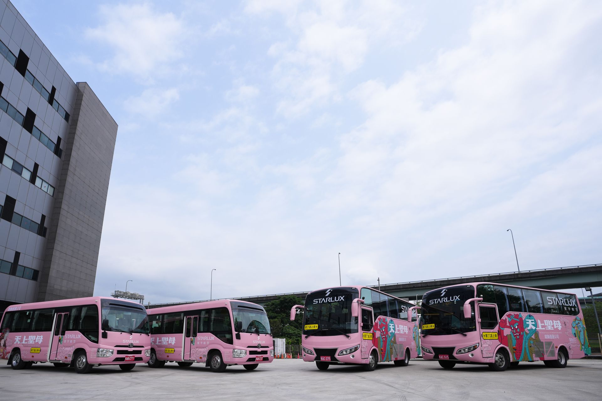 星宇航空「累了請上車」公益巴士今年升級，除大型中巴外新增小型接駁車。