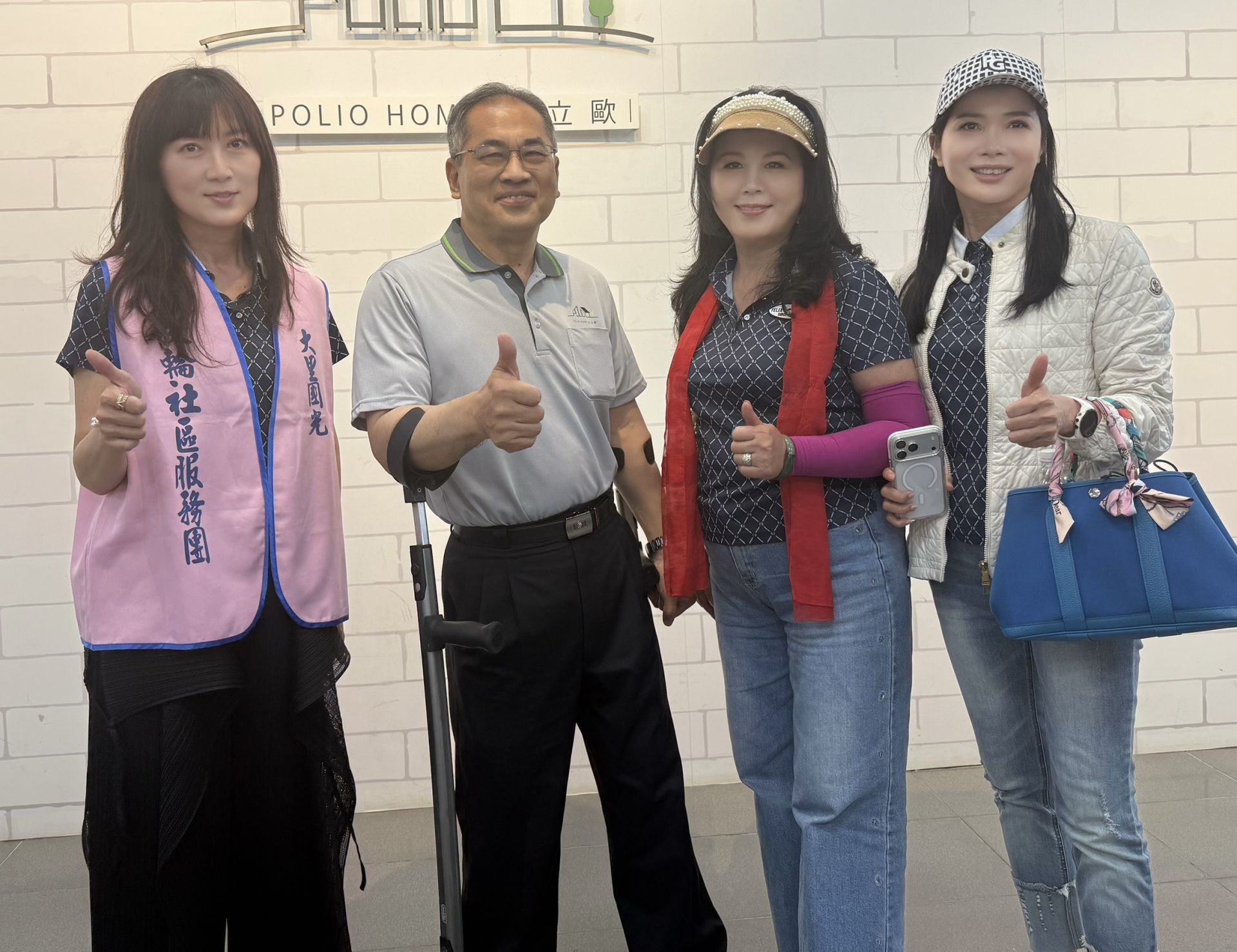 左邊一跨國女子李詠震會長左二伯立歐創會長陳忠盛、台中市新聞工會理事長廖庭玉、捐款周筑梵會員