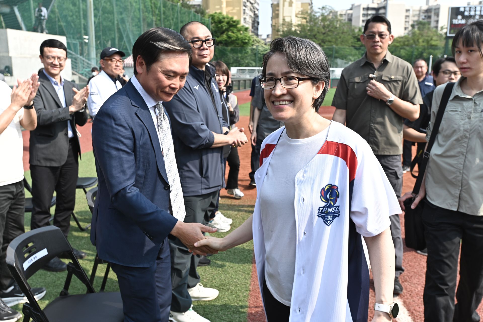 蕭美琴現身企業女壘開幕戰開球　6強集結青年公園拚冠