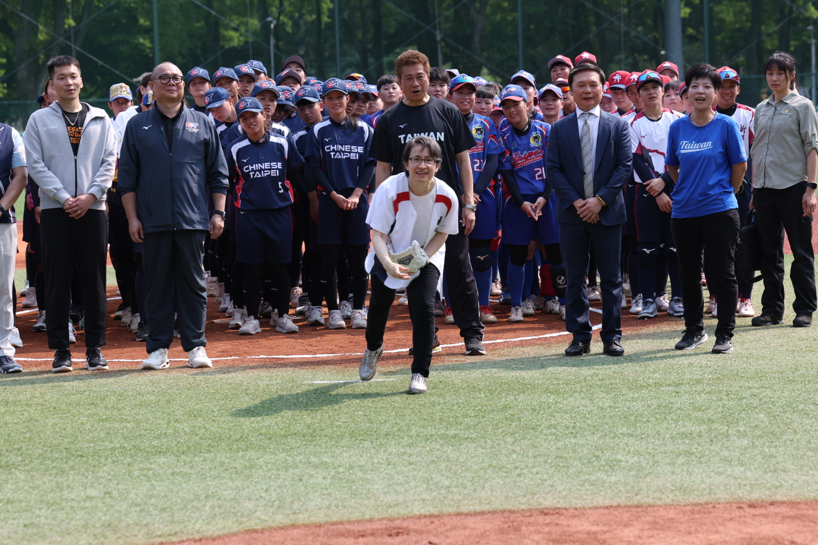蕭美琴現身企業女壘開幕戰開球　6強集結青年公園拚冠