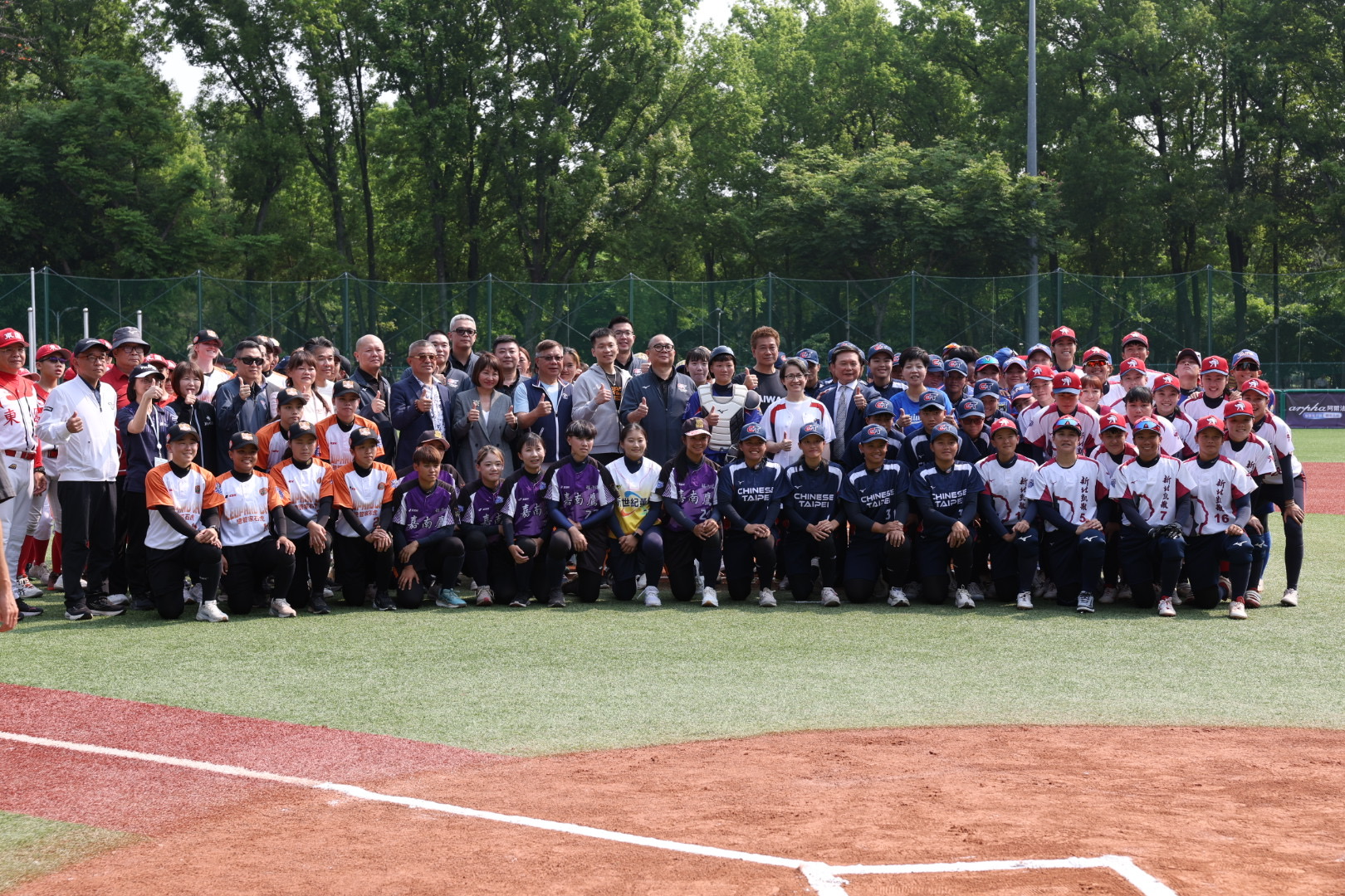 蕭美琴現身企業女壘開幕戰開球　6強集結青年公園拚冠