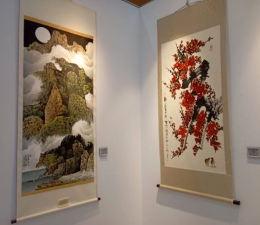 劉玉美水墨創作個展在葫蘆墩文化中心，作品展現磅礴氣勢蘊涵著意境深遠。(圖/記者林均和攝)