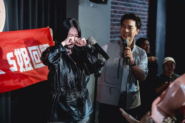 小S喪姊後首次回歸錄影淚崩 。（圖／翻攝小姐不熙娣臉書）